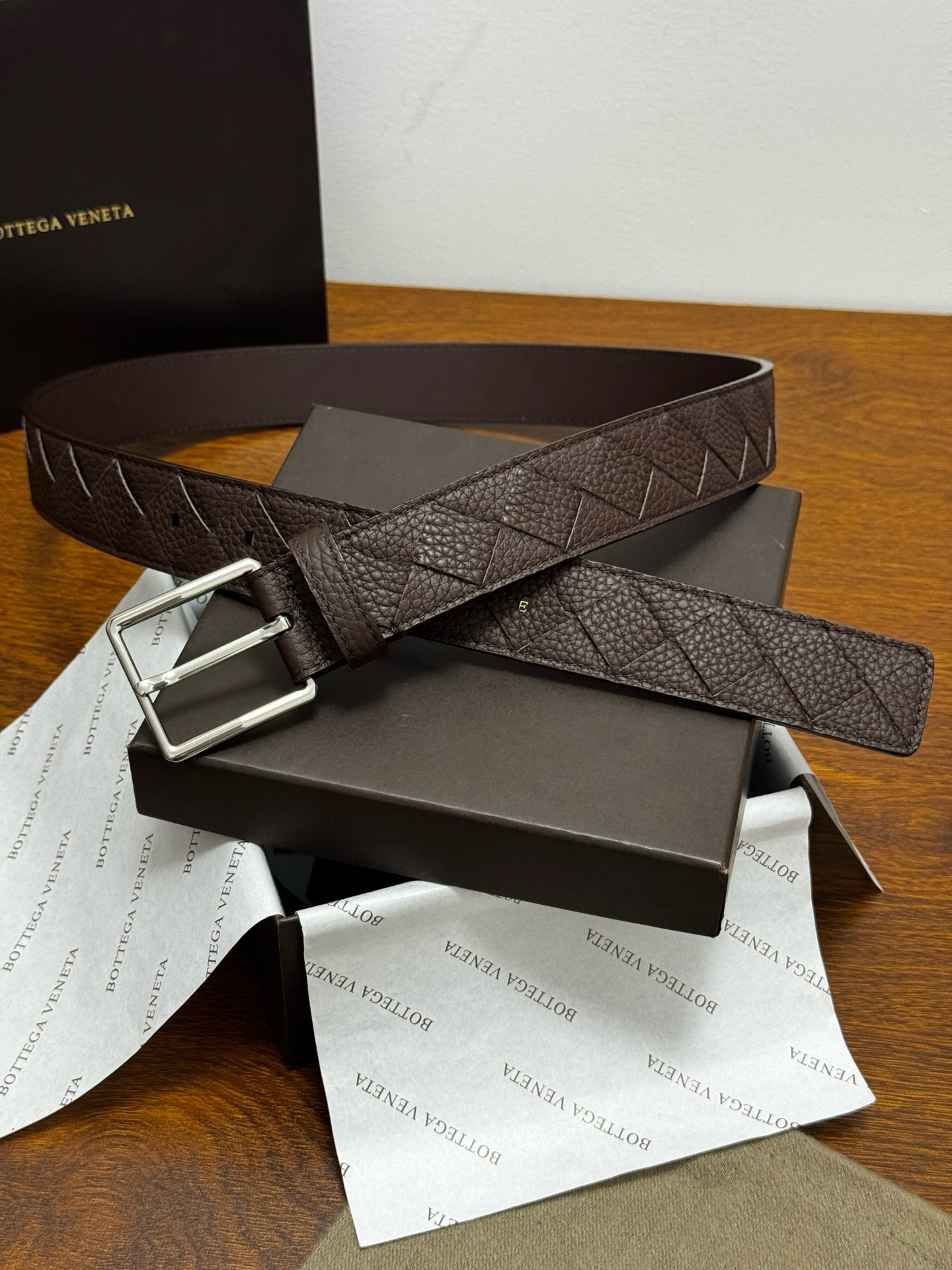 Ремень мужской Bottega Veneta Intrecciato коричневого цвета стальная пряжка