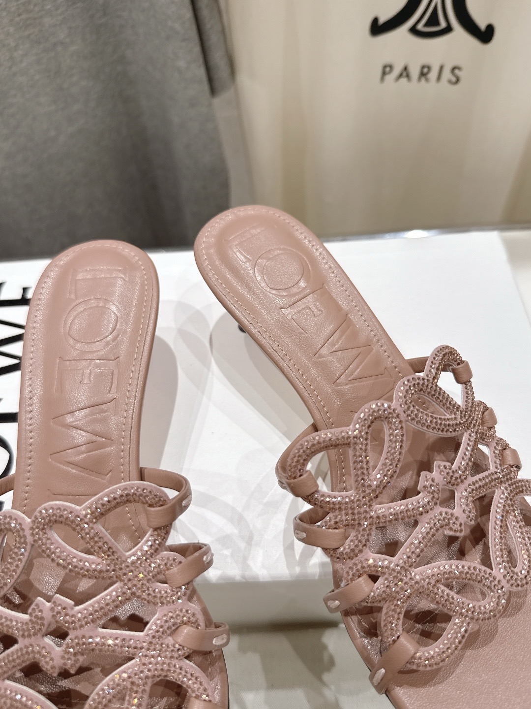 Босоножки женские в стиле LOEWE F036 пудрово-розового цвета с плетёными ремешками