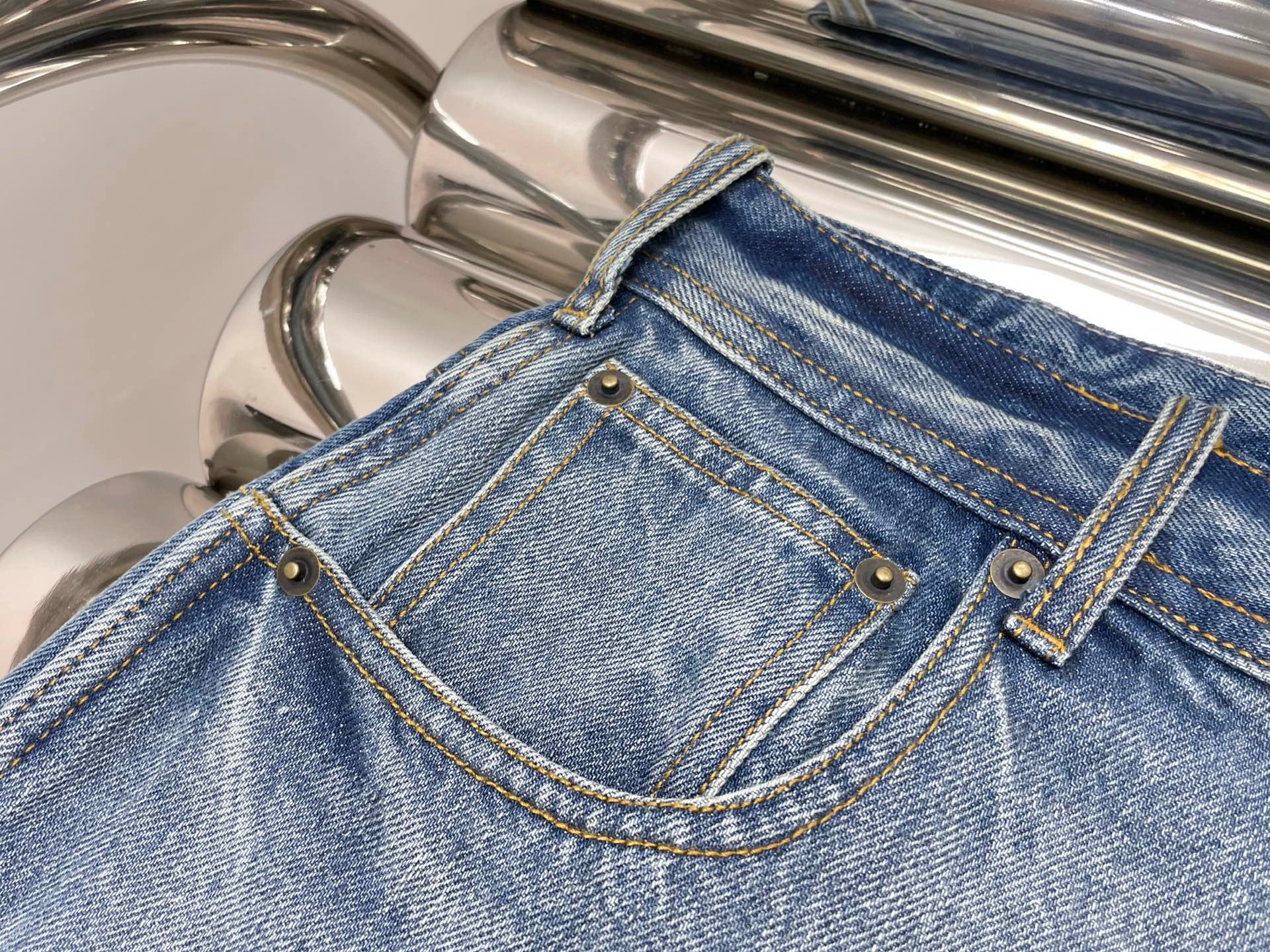 Джинсы женские в стиле MM голубого цвета с завышенной посадкой и ремешками по низу