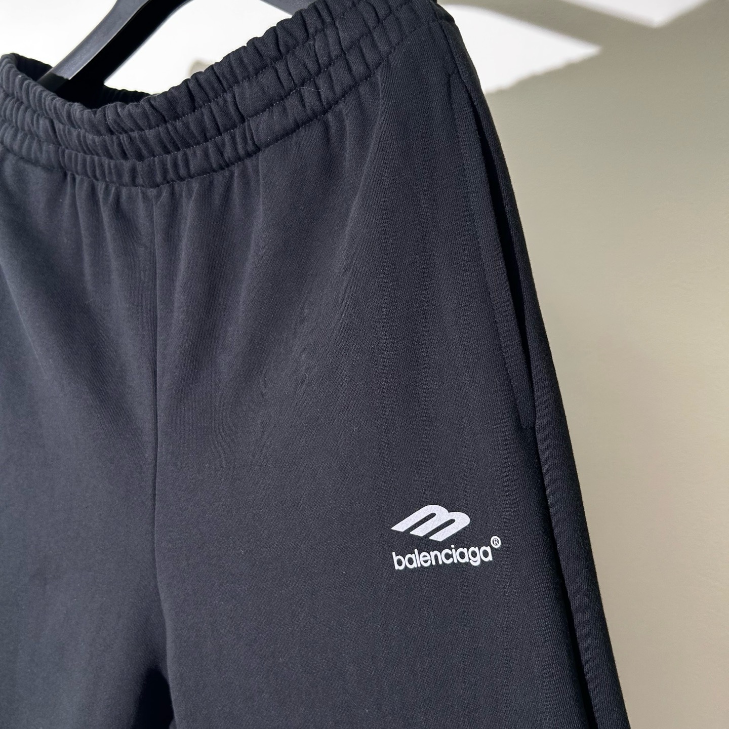 Шорты в стиле Balenciaga чёрного цвета с рефлективным логотипом
