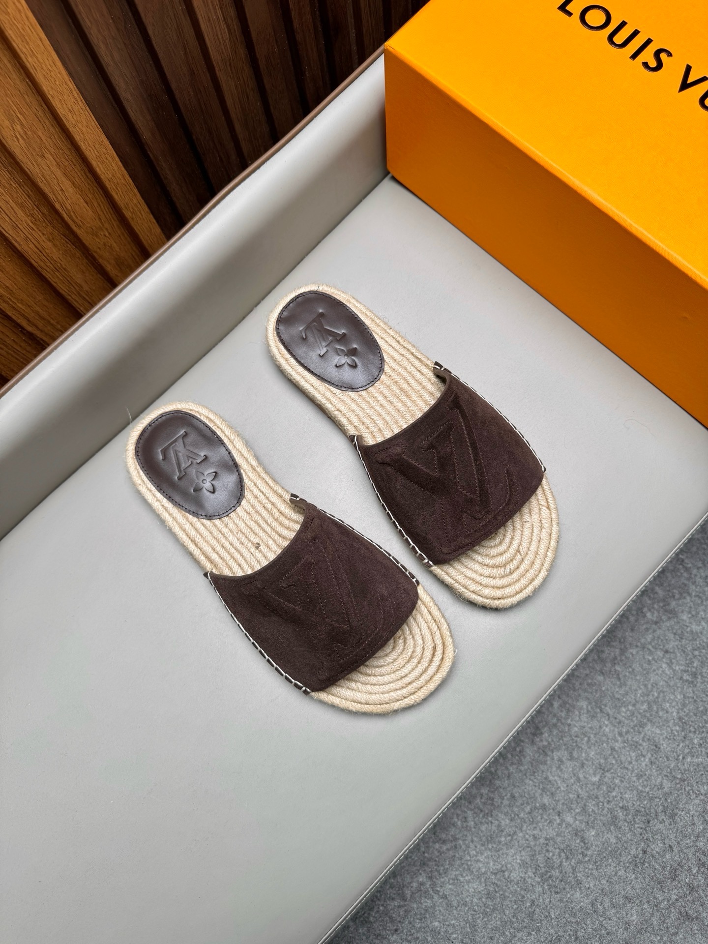 Шлёпанцы мужские в стиле Louis Vuitton коричневого цвета