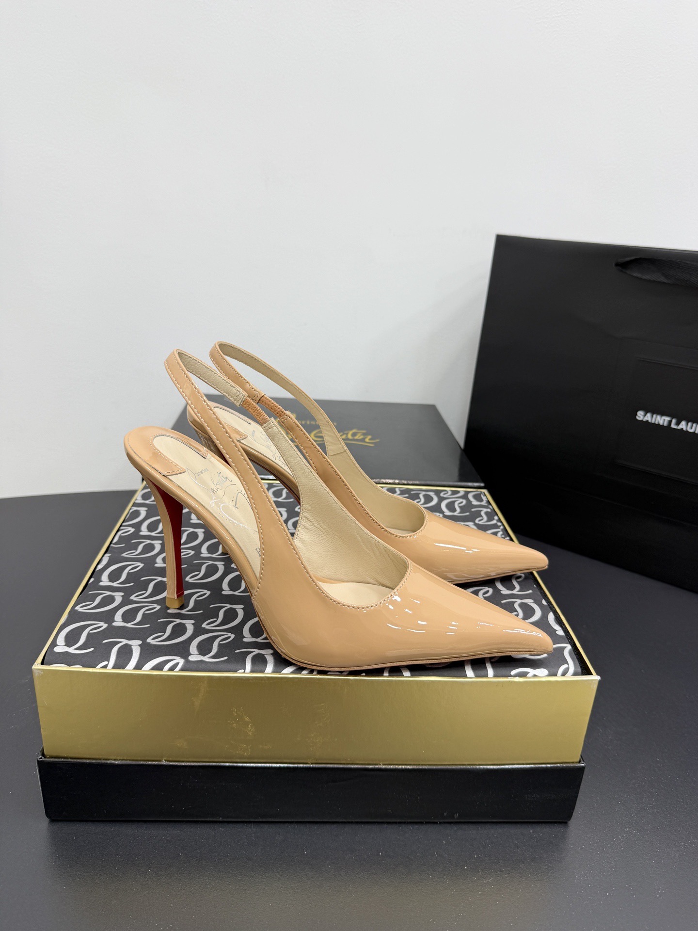 Туфли женские Christian Louboutin Miss Z бежевого цвета
