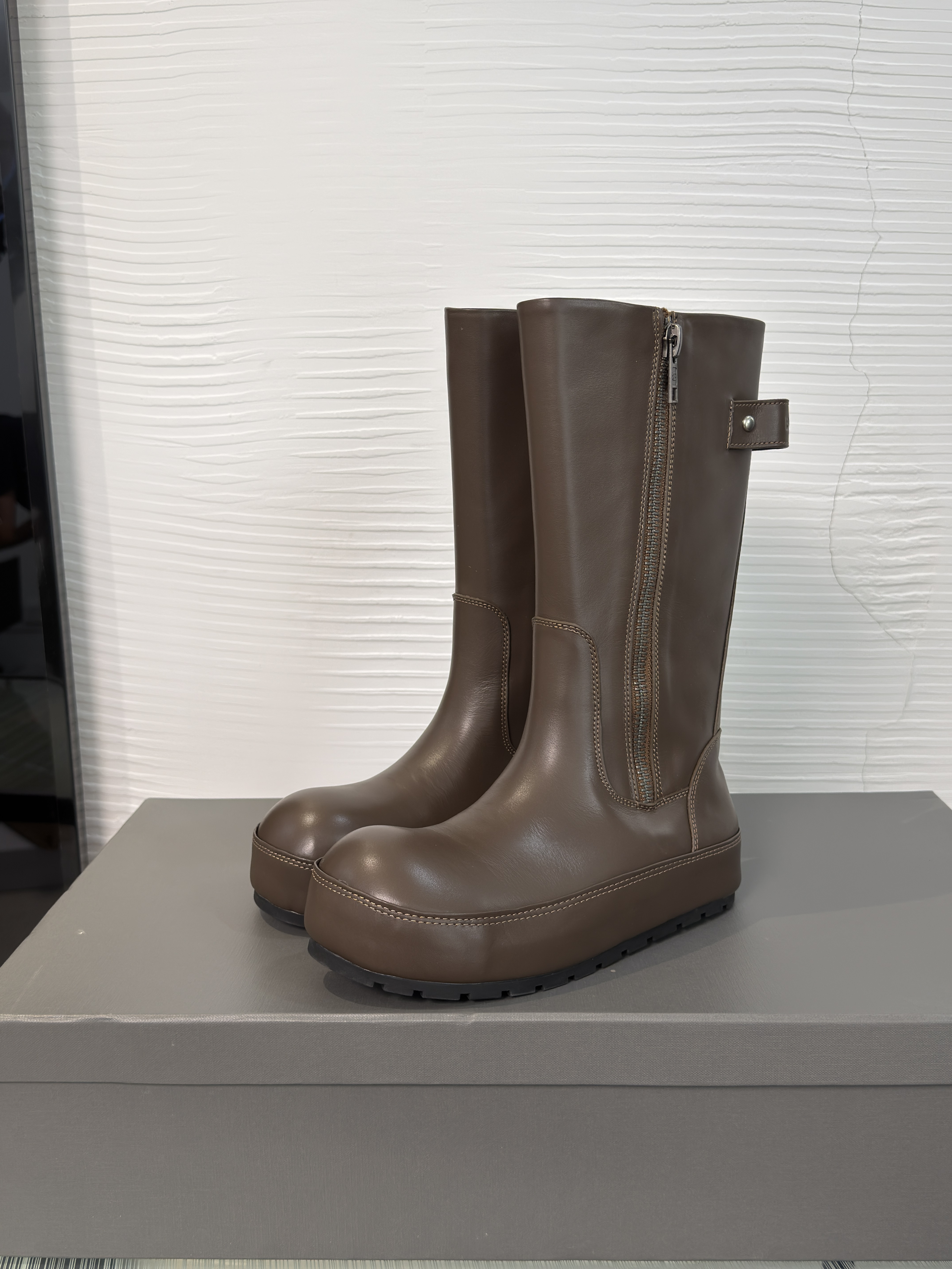 Сапоги женские Balenciaga тёмно-коричневого цвета
