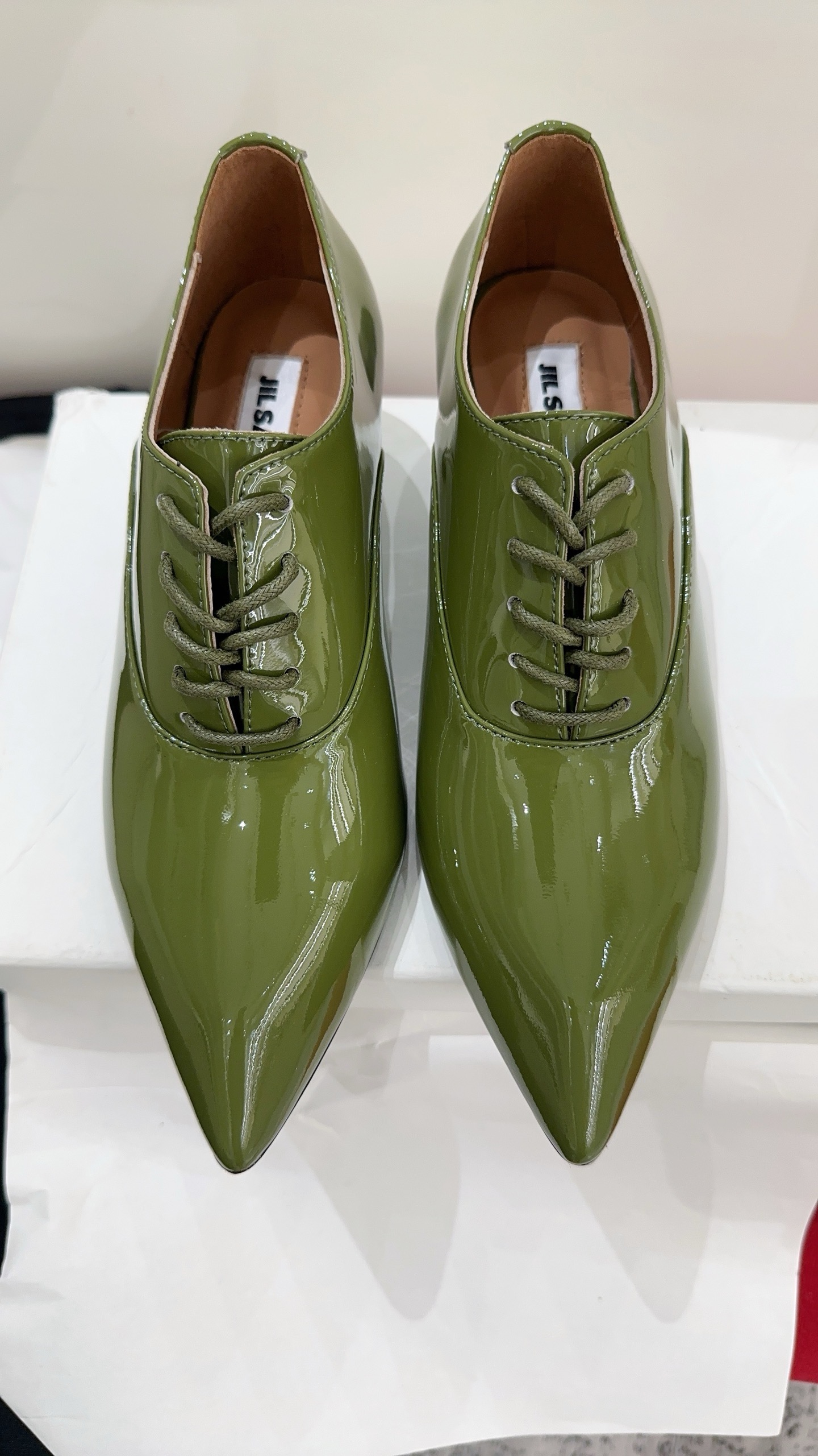 Туфли женские в стиле Jil Sander из лаковой натуральной кожи оливкового цвета