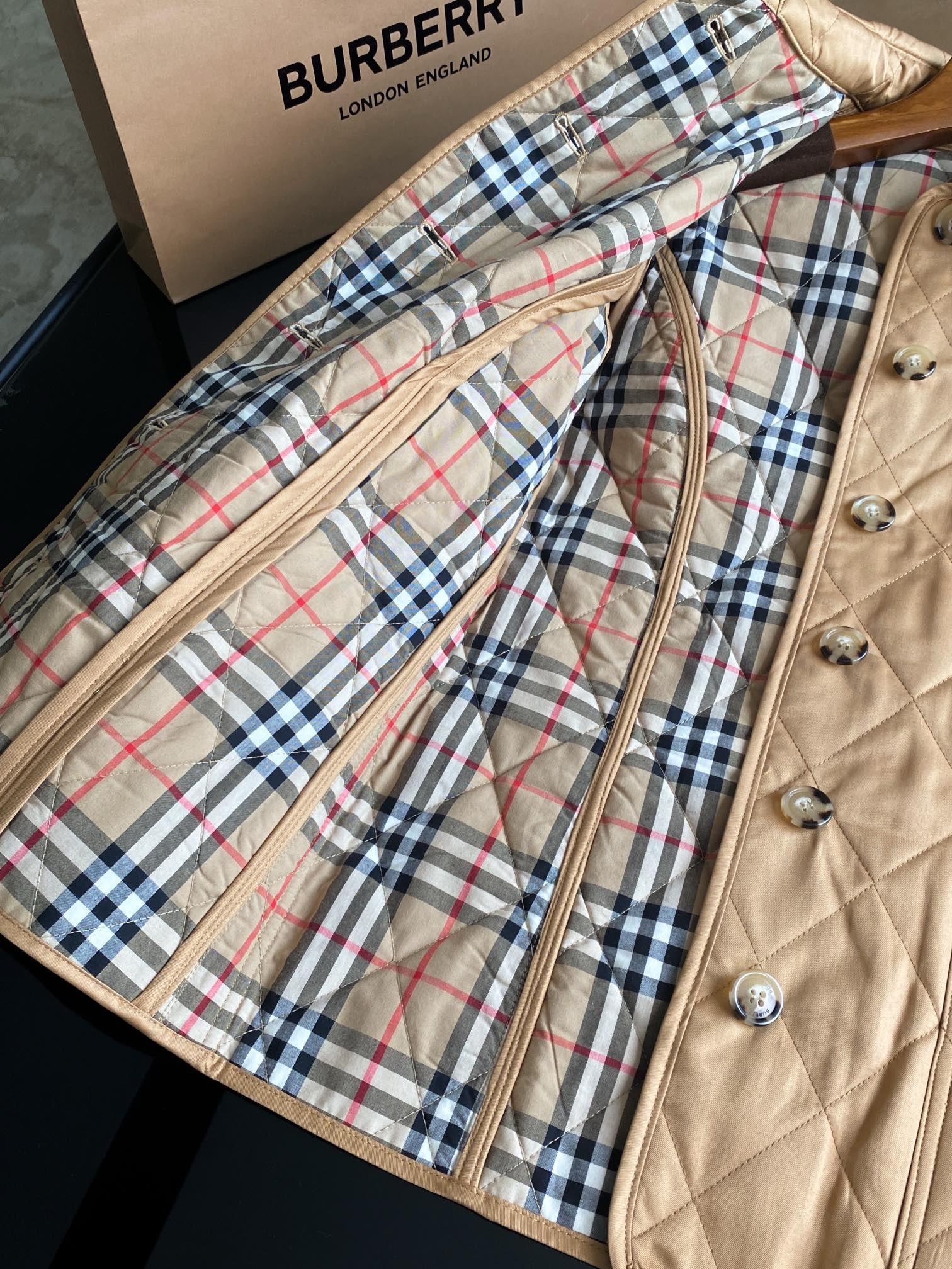 Куртка женская в стиле Burberry бежевого цвета