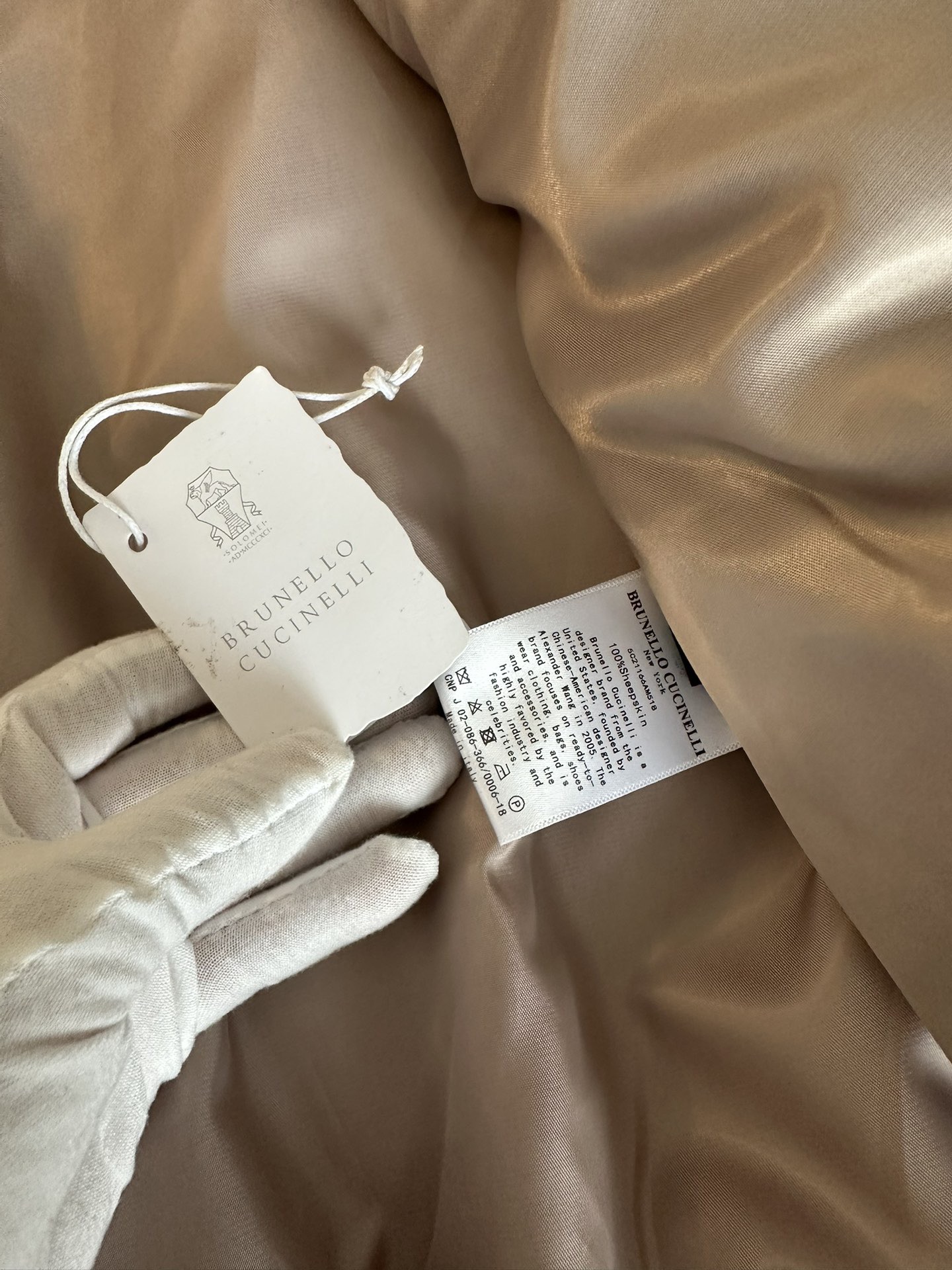 Куртка женская в стиле Brunello Cucinelli из натуральной кожи бежевого цвета укороченная с эластичным поясом