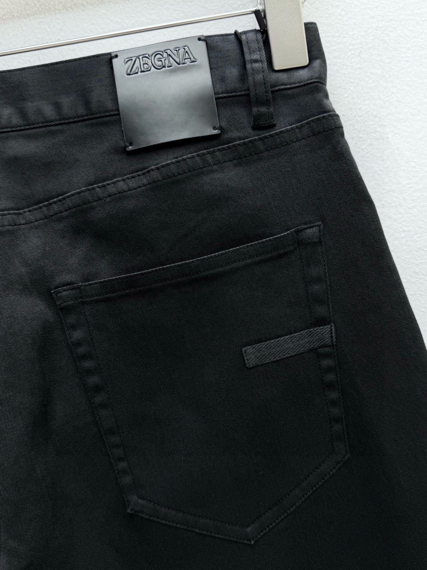 Джинсы мужские в стиле Zegna  чёрного цвета с кожаным патчем