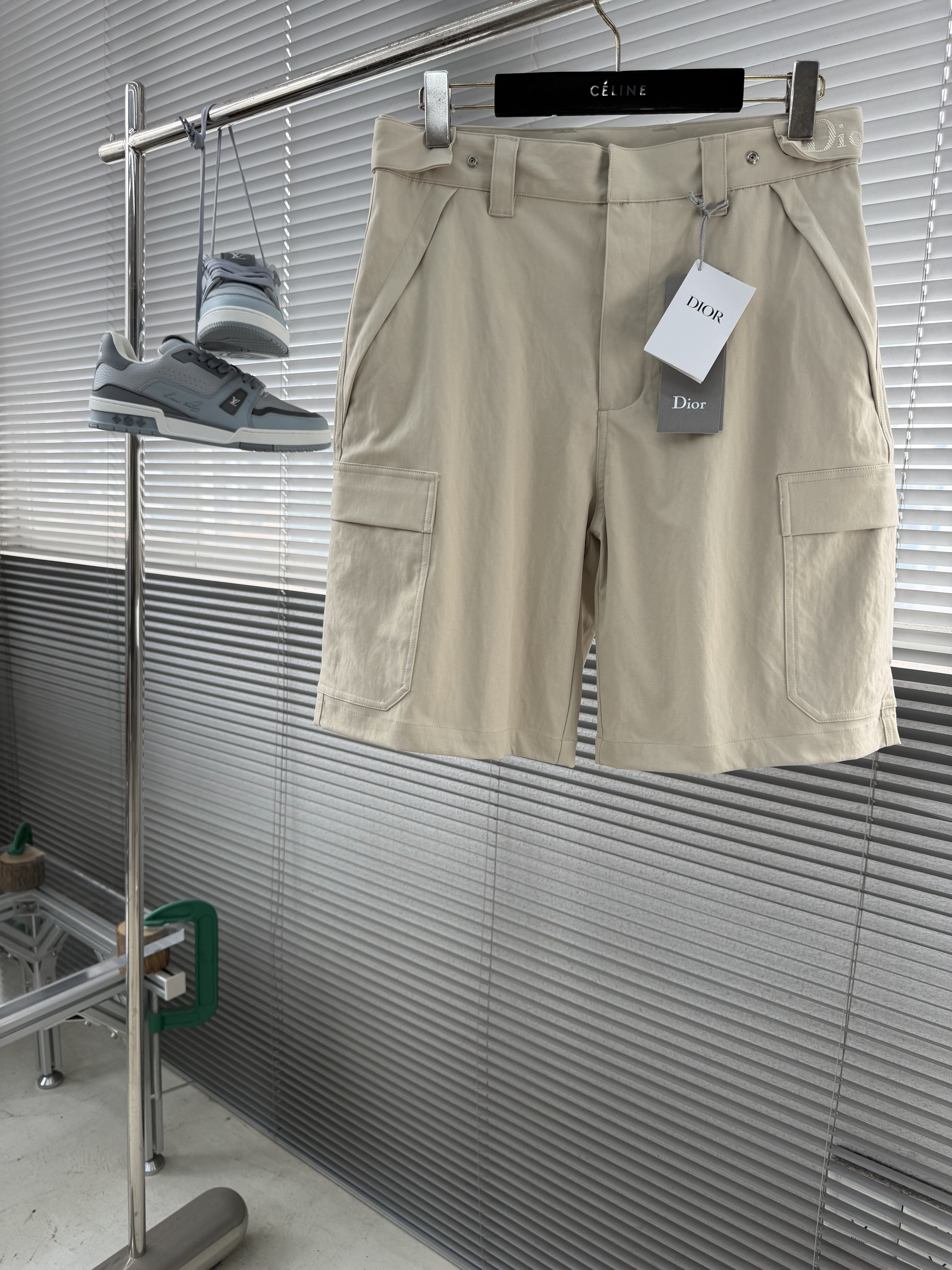 Шорты мужские в стиле Dior бежевого цвета карго с накладными карманами