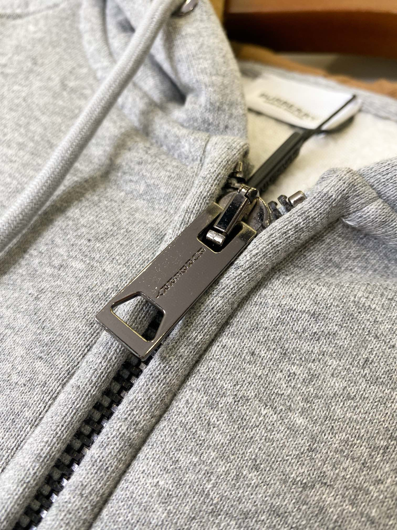 Худи унисекс в стиле Burberry из плотного футера с вышивкой серого цвета