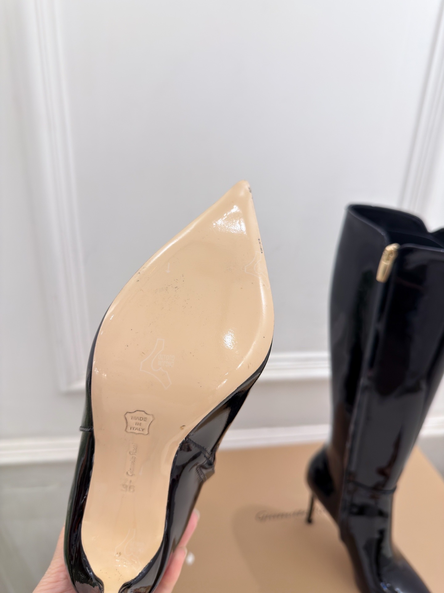 Сапоги женские Gianvito Rossi из лакированной натуральной кожи черного цвета