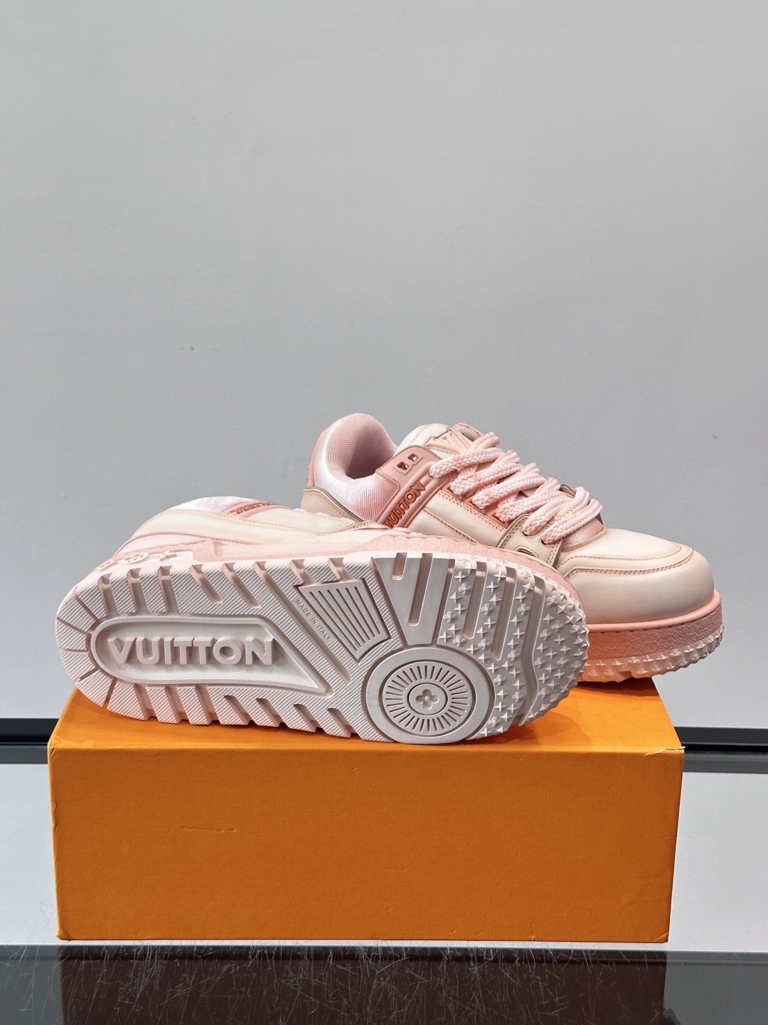 Кроссовки унисекс в стиле Louis Vuitton Trainer розового цвета