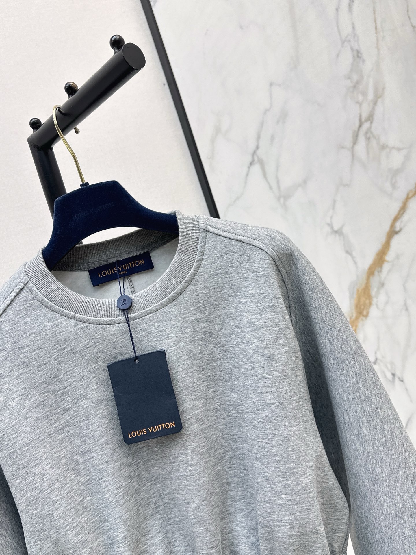 Свитшот женский Loro Piana серого цвета с кулиской на талии