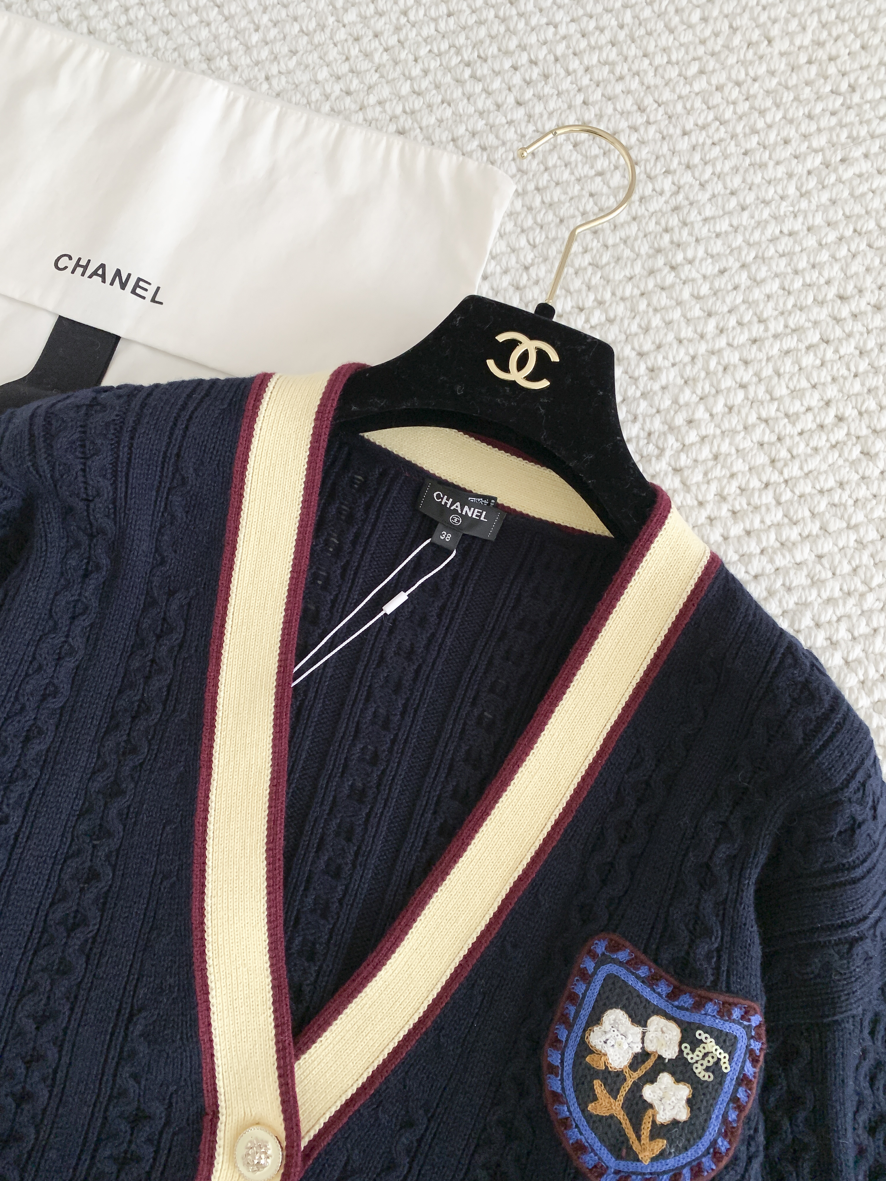 Кардиган женский в стиле Chanel College из шерсти тёмно-синего цвета с контрастной отделкой