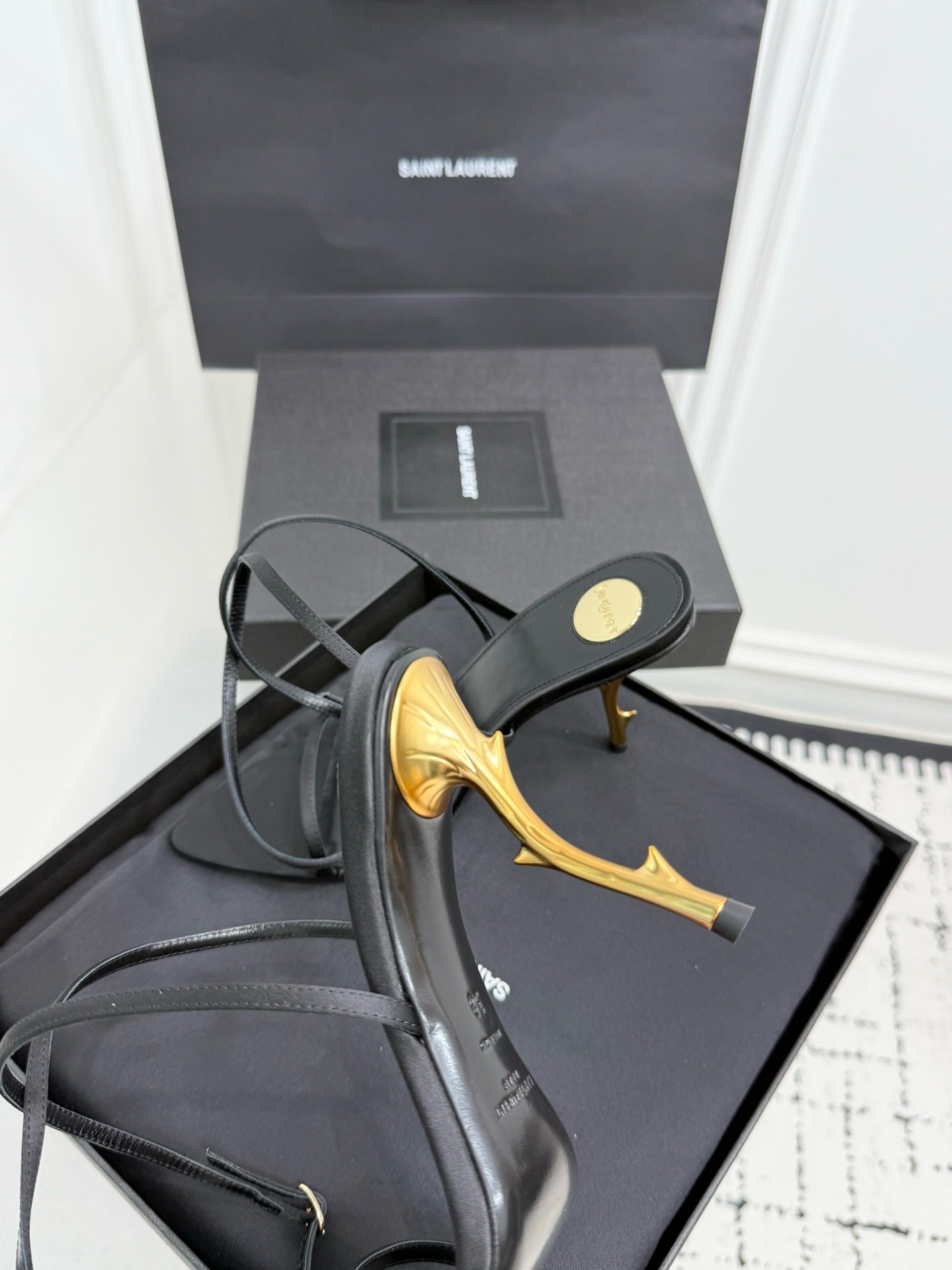 Босоножки женские в стиле Saint Laurent с декоративными кристаллами черного цвета