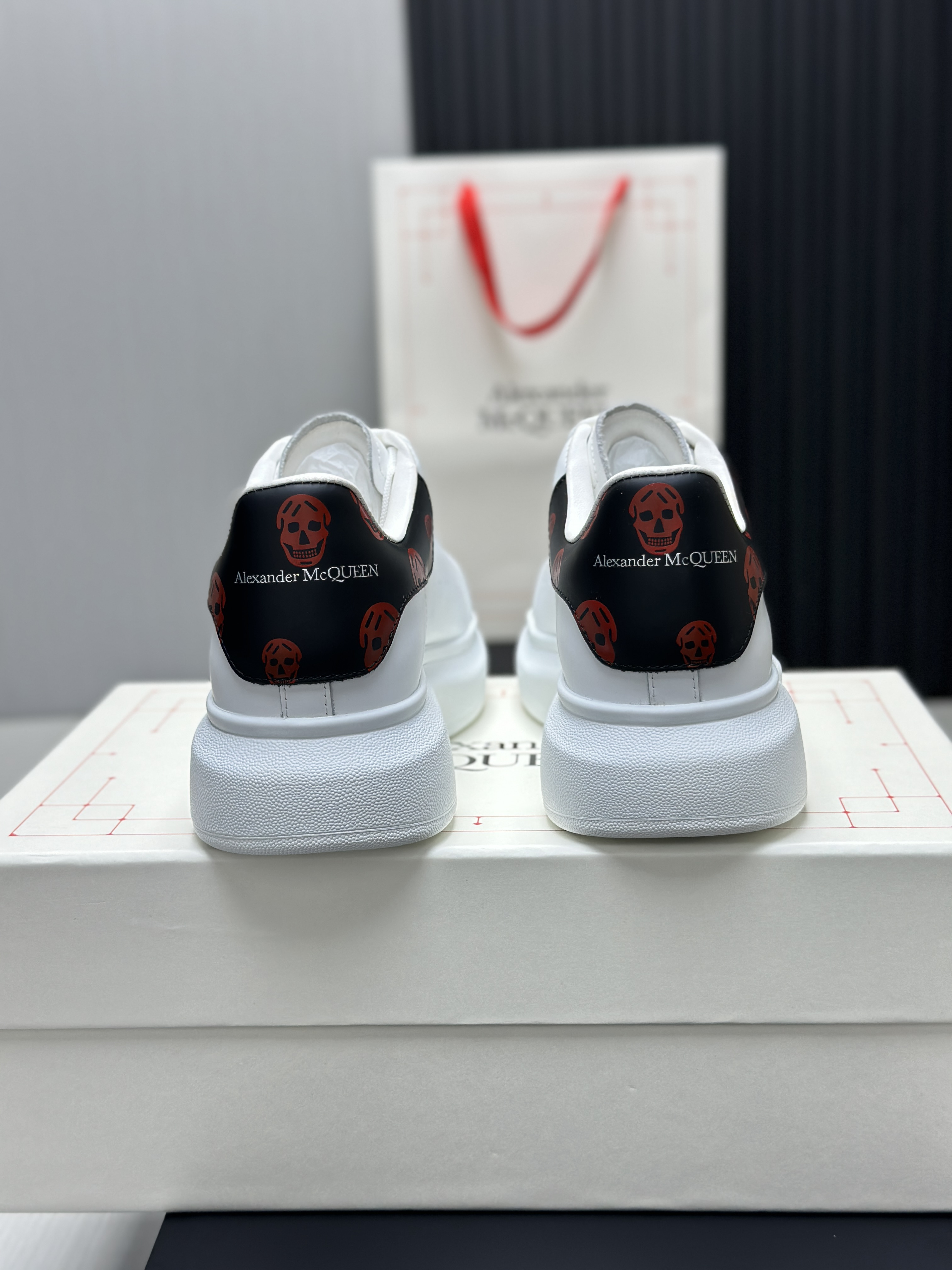 Кроссовки в стиле Alexander McQueen Oversized Sneaker белого цвета с контрастной пяткой