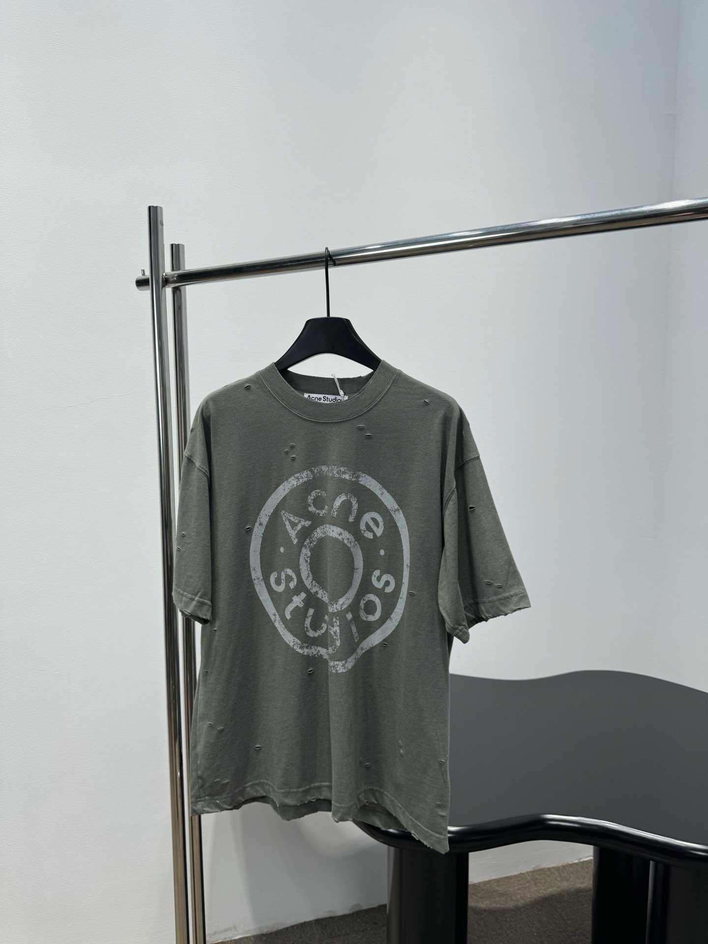 Футболка женская Acne Studios Distressed Logo серо-зелёного цвета