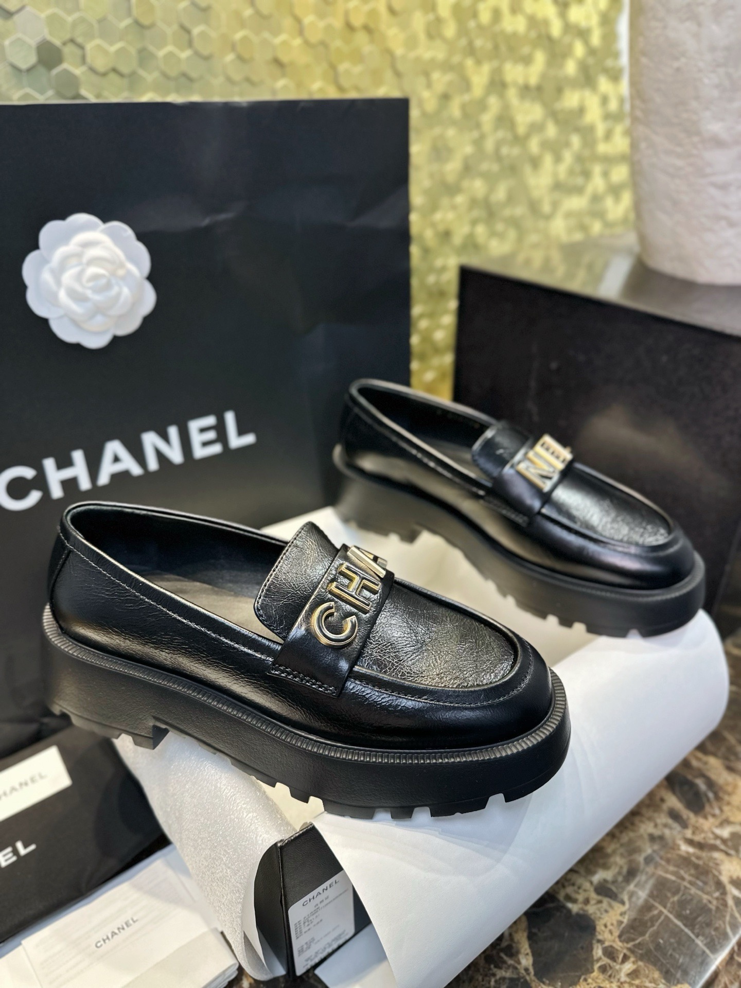 Лоферы женские в стиле Chanel 24B на утолщенной подошве с буквенным логотипом черного цвета