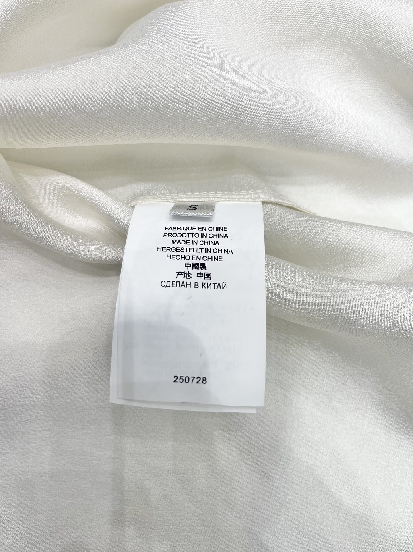 Блуза женская в стиле Balmain из гладкого текстиля белого цвета с драпированным воротником