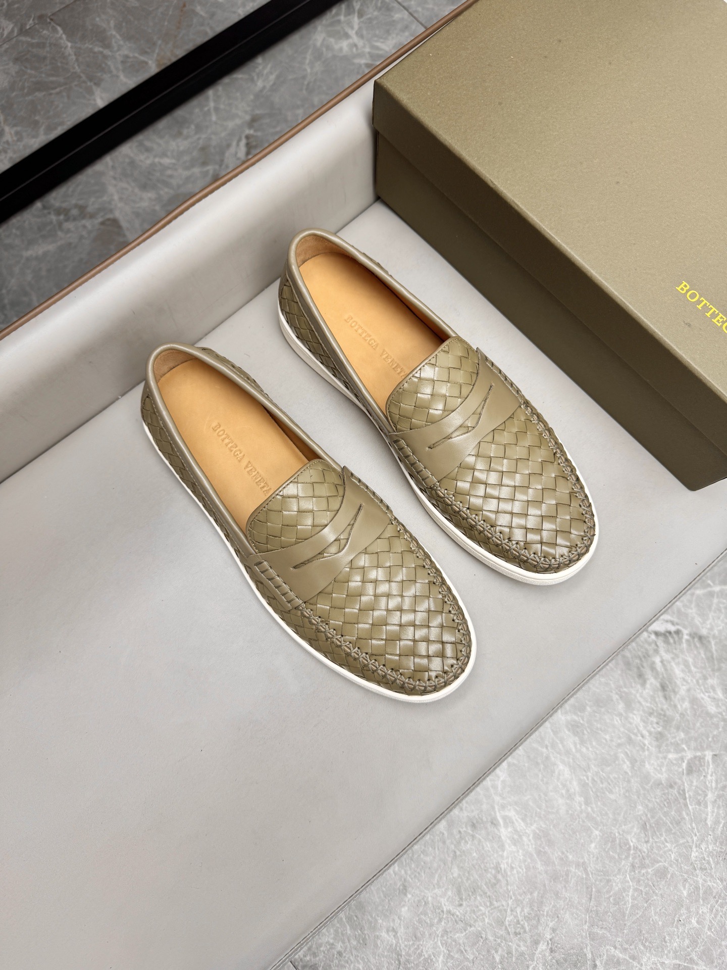 Слипоны мужские в стиле Bottega Veneta Intrecciato оливкового цвета