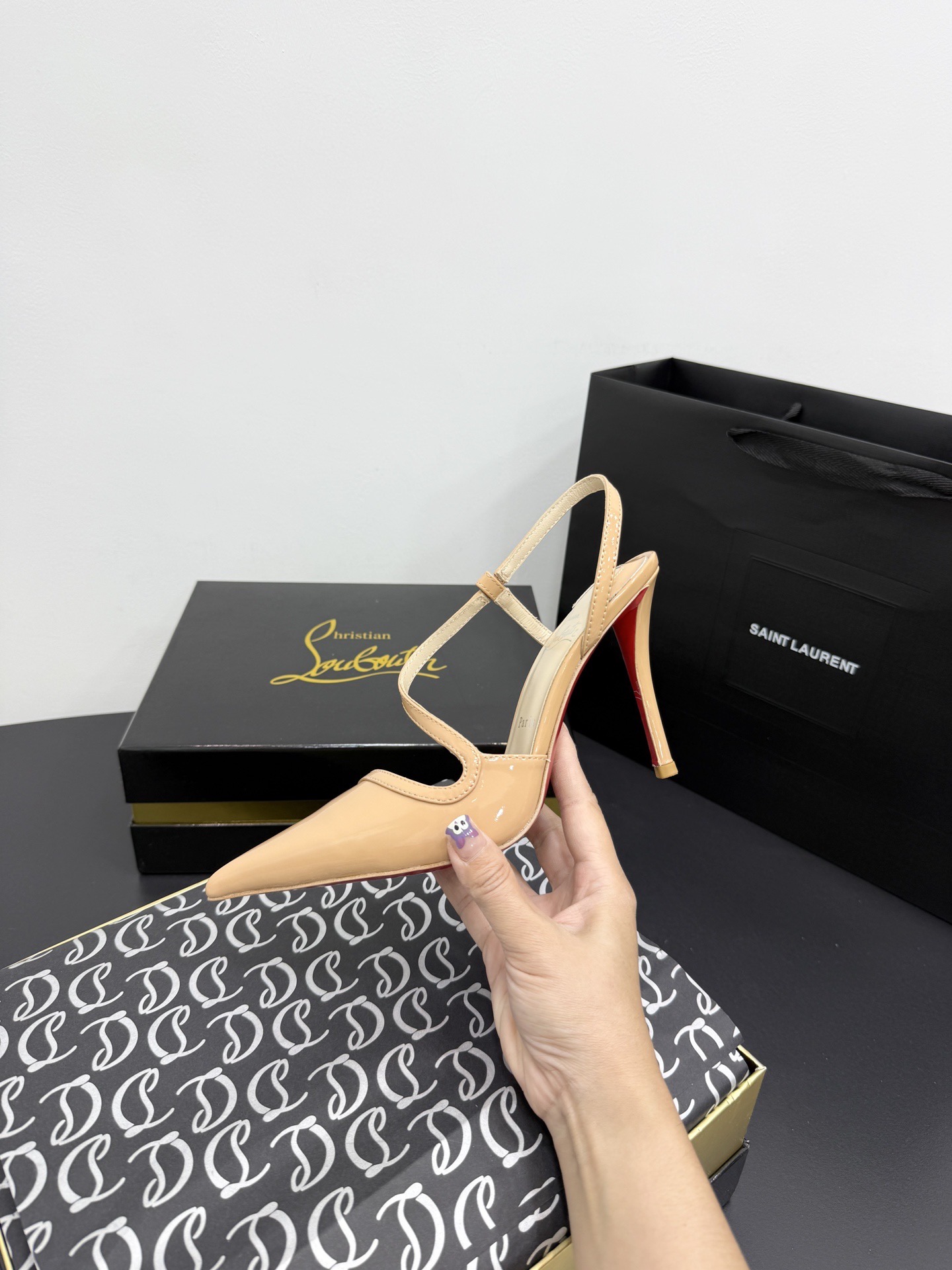 Туфли женские Christian Louboutin Rosa Z бежевого цвета