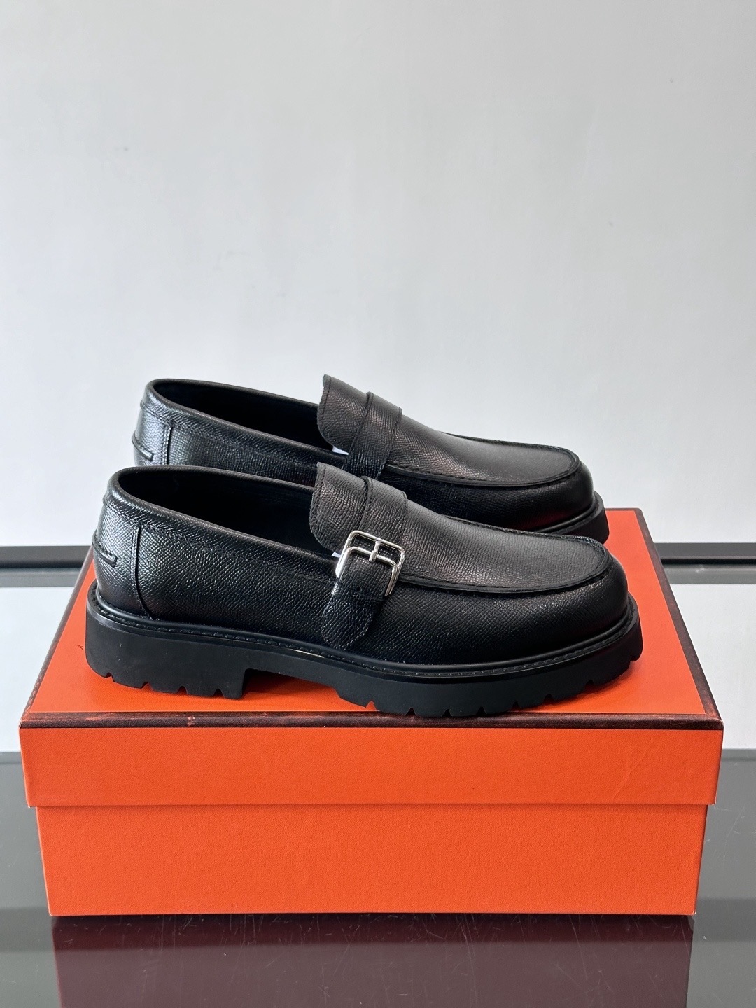 Лоферы мужские в стиле Hermes с пряжкой из натуральной кожи черного цвета