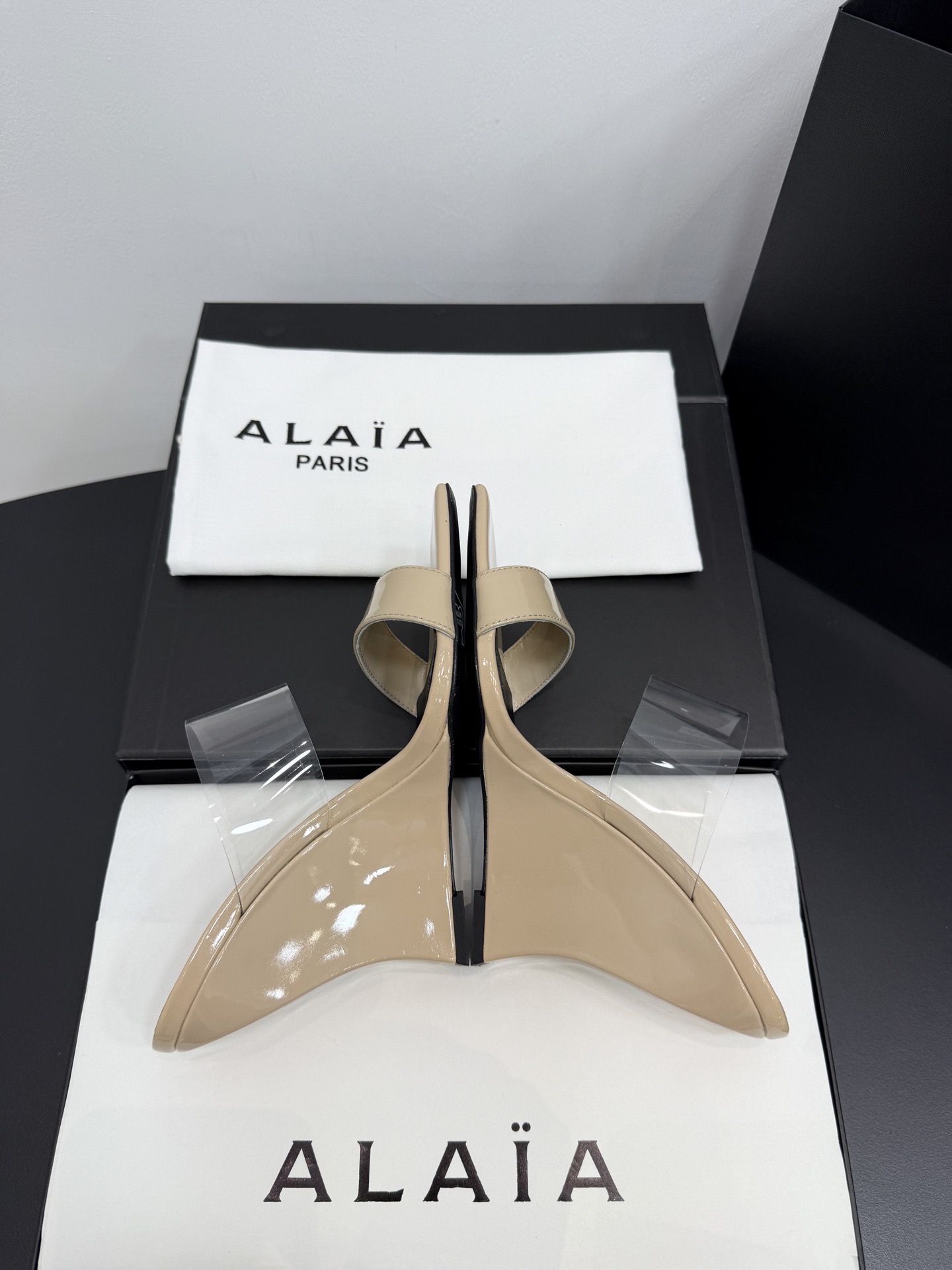 Босоножки женские в стиле Alaïa бежевого цвета