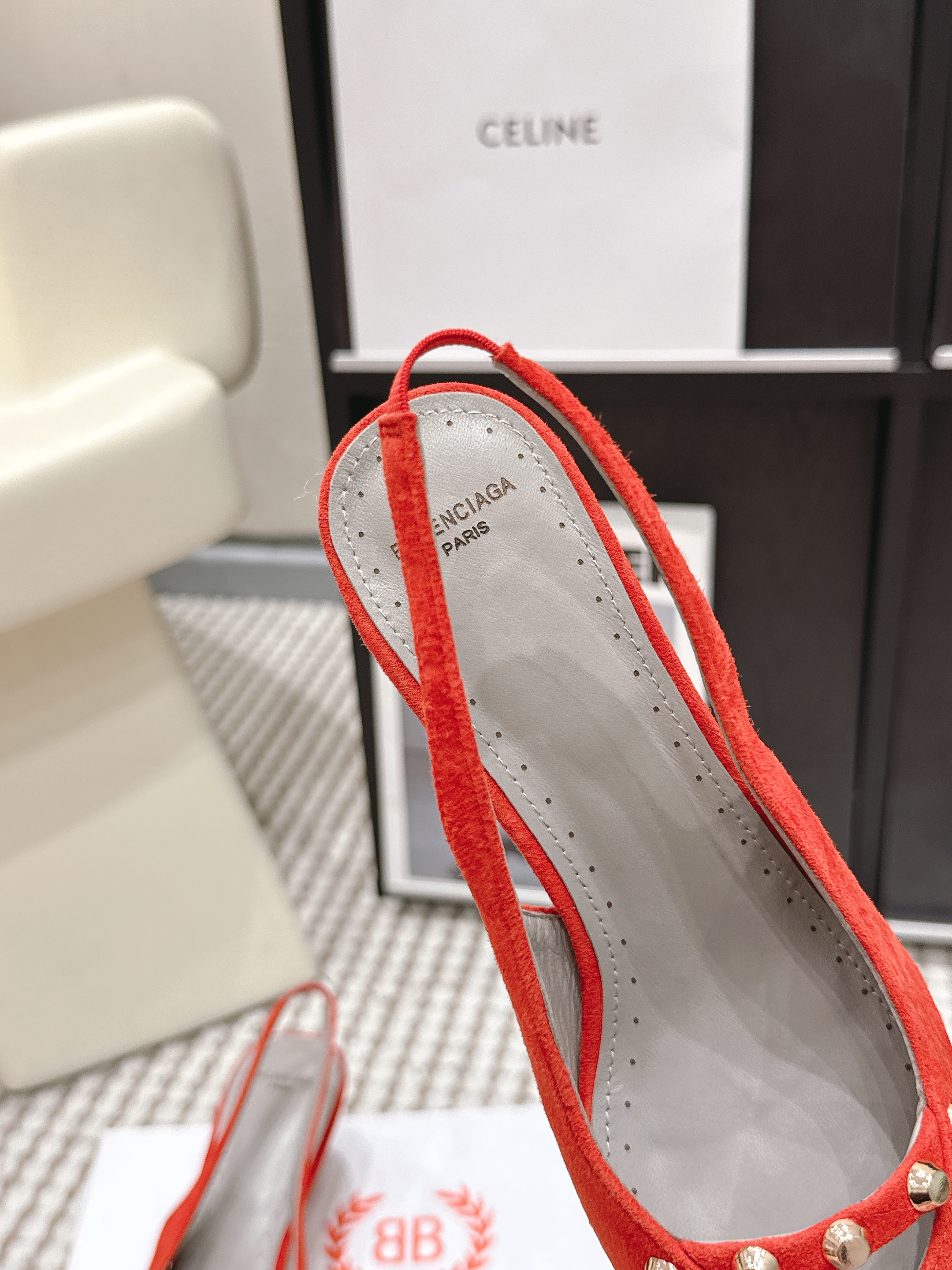 Туфли женские в стиле Balenciaga с заклёпками красного цвета