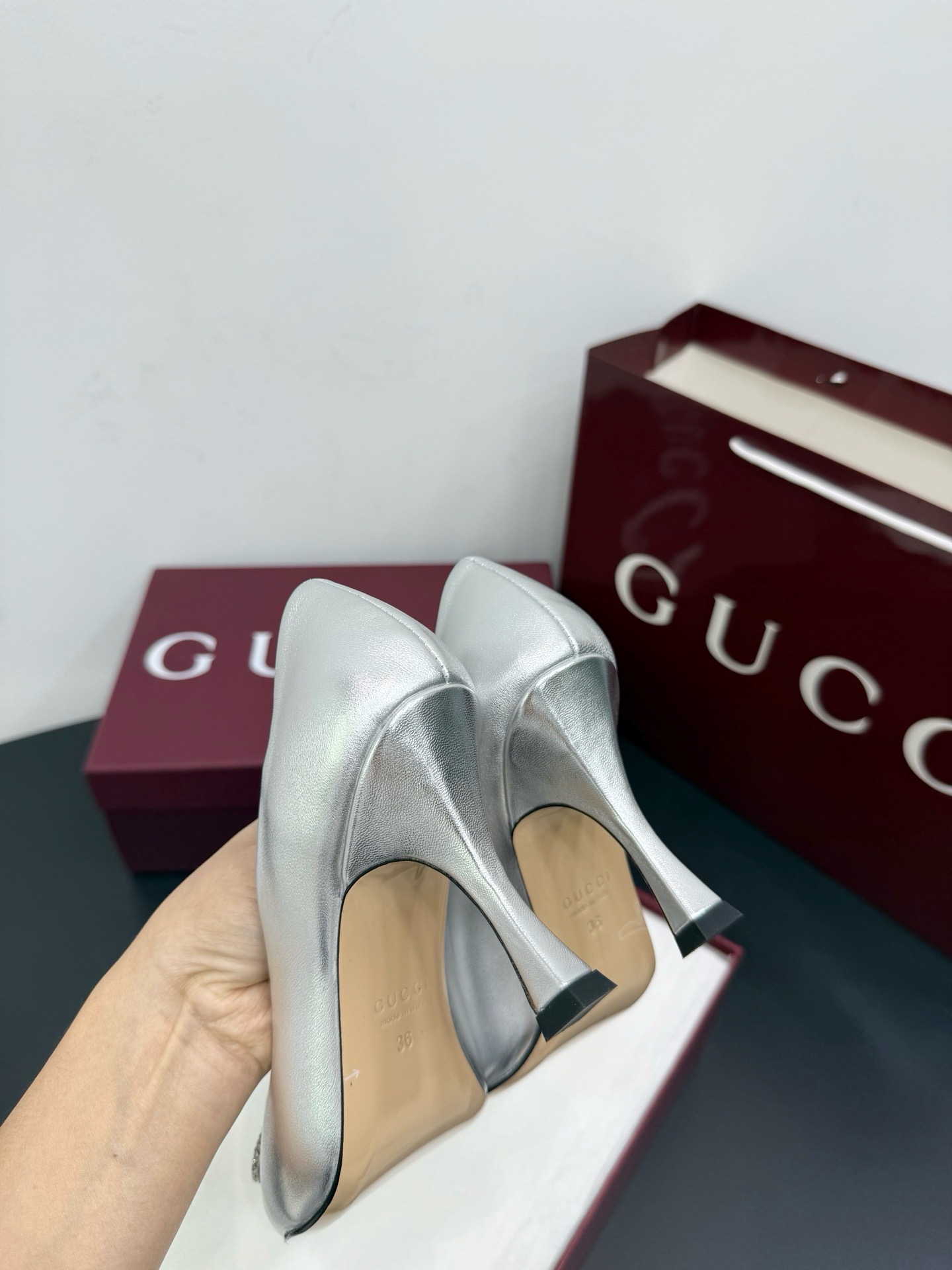 Туфли женские Gucci серебристого цвета