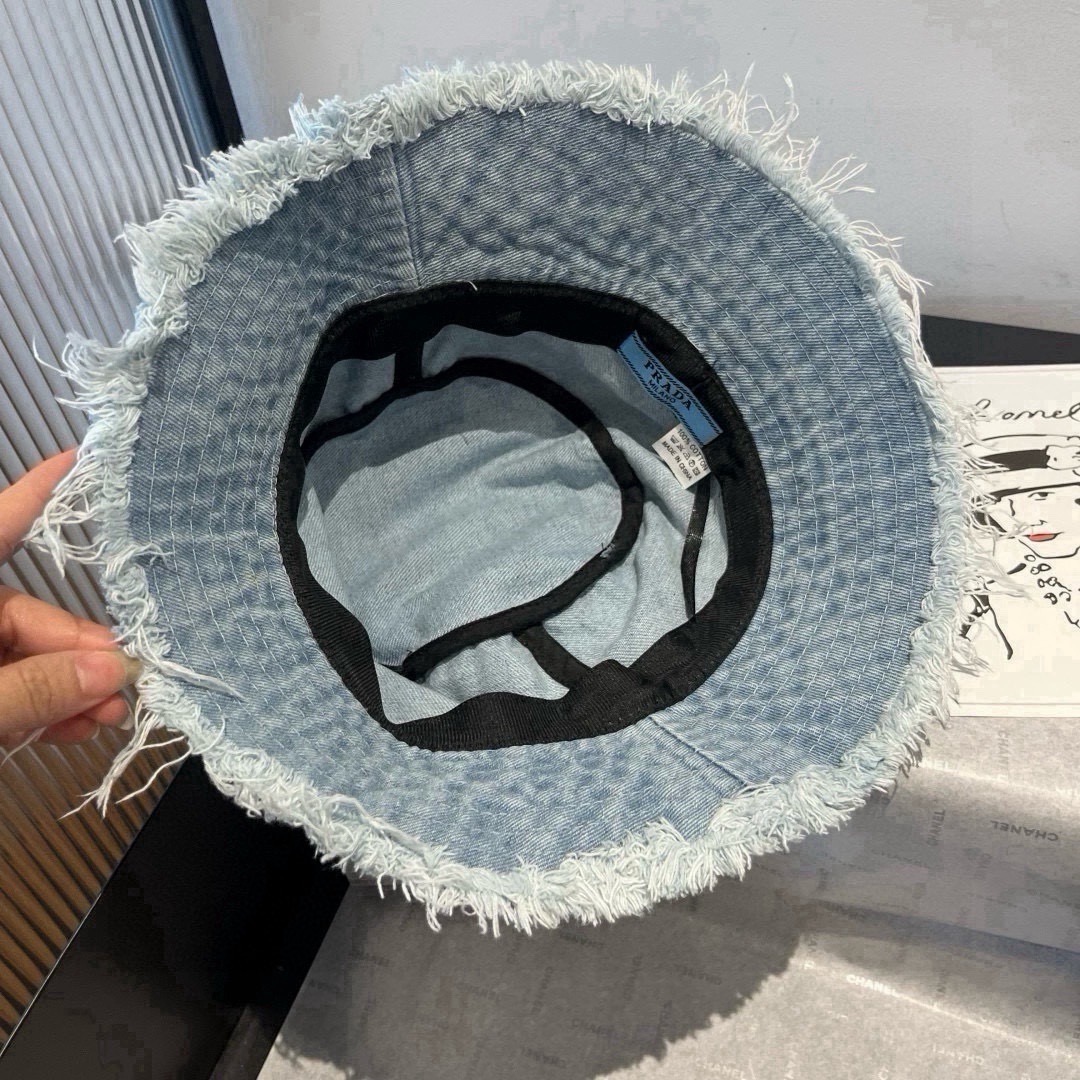 Панама женская в стиле Prada из джинсовой ткани голубого цвета с логотипом