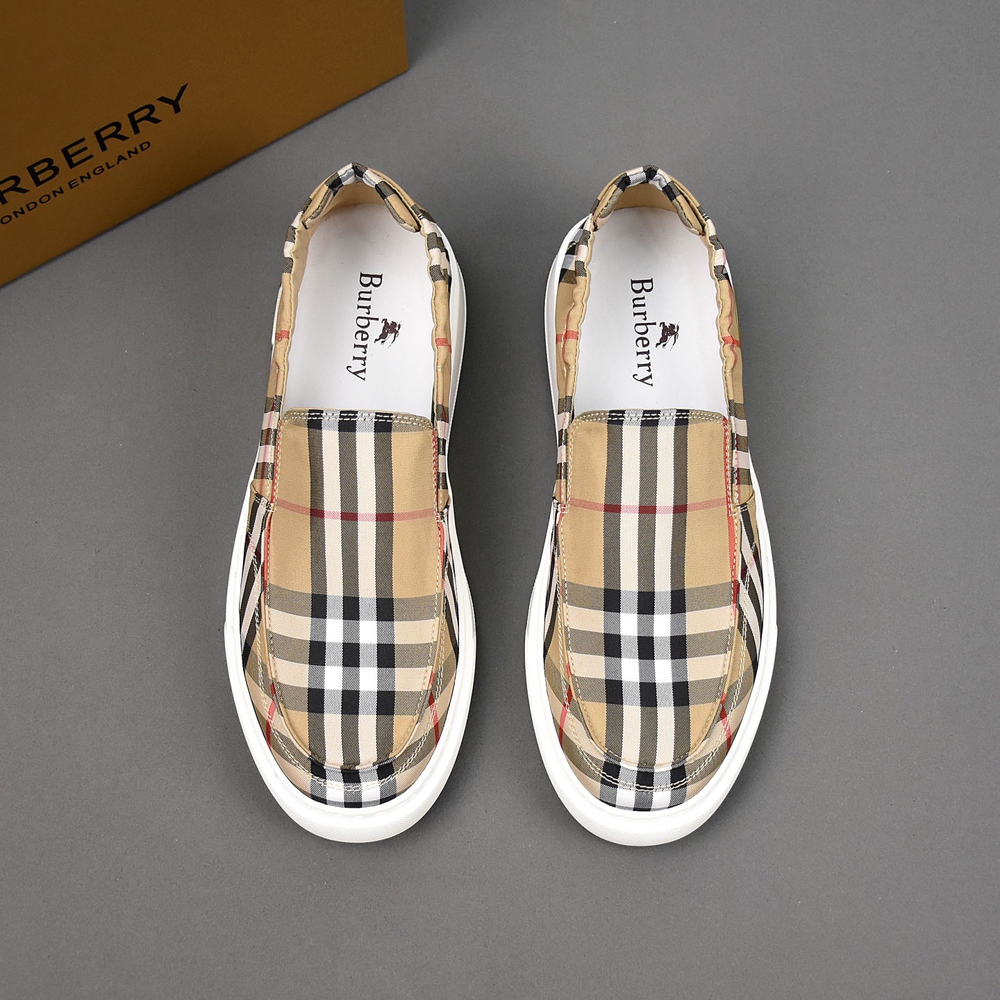 Слипоны мужские в стиле Burberry бежевого цвета