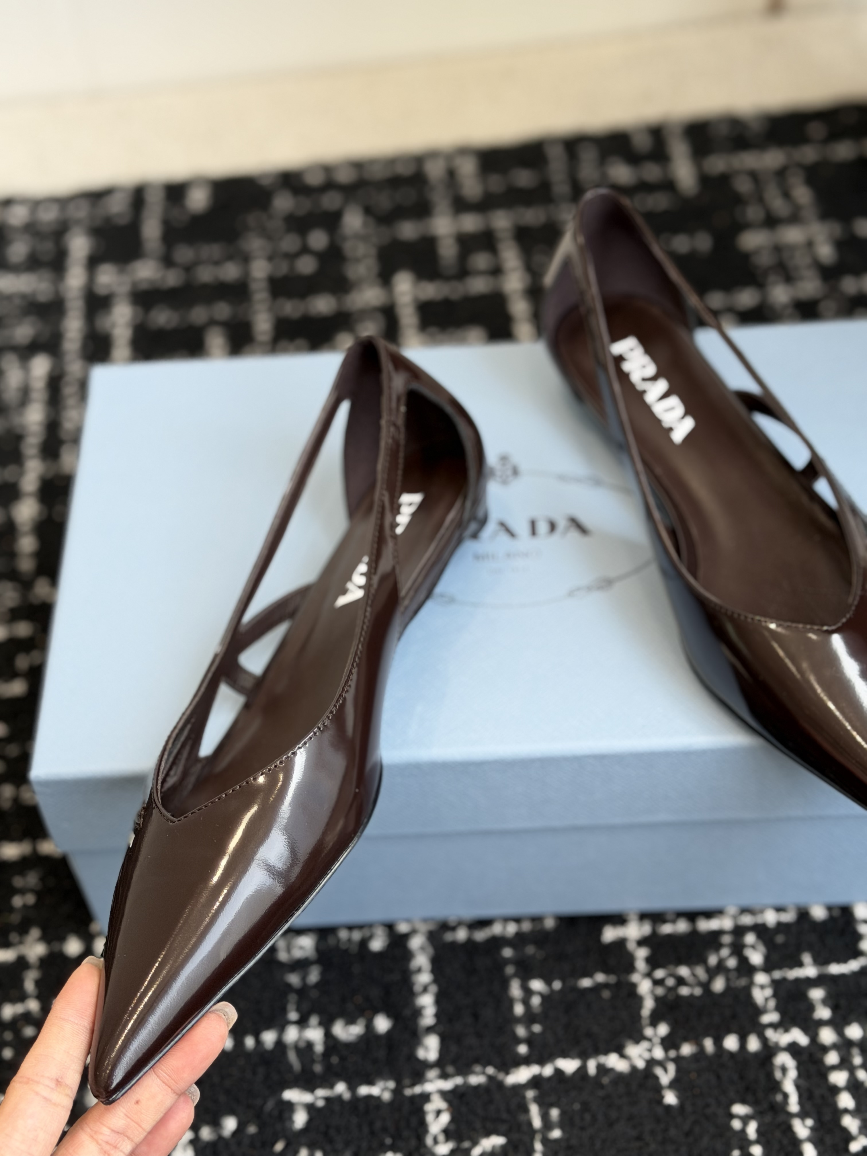Туфли женские Prada коричневого цвета