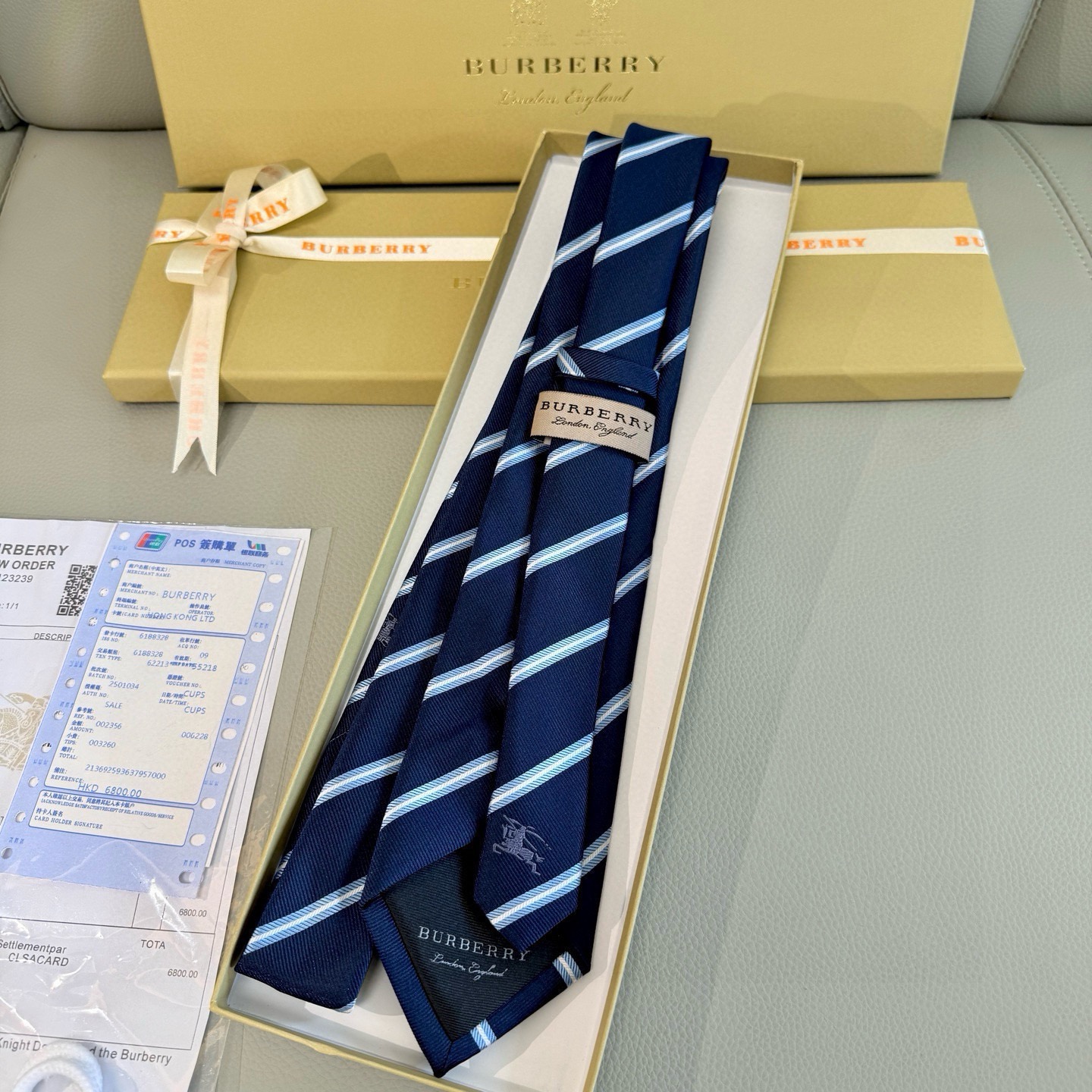 Галстук мужской в стиле Burberry тёмно-синего цвета с диагональными полосами и вышивкой