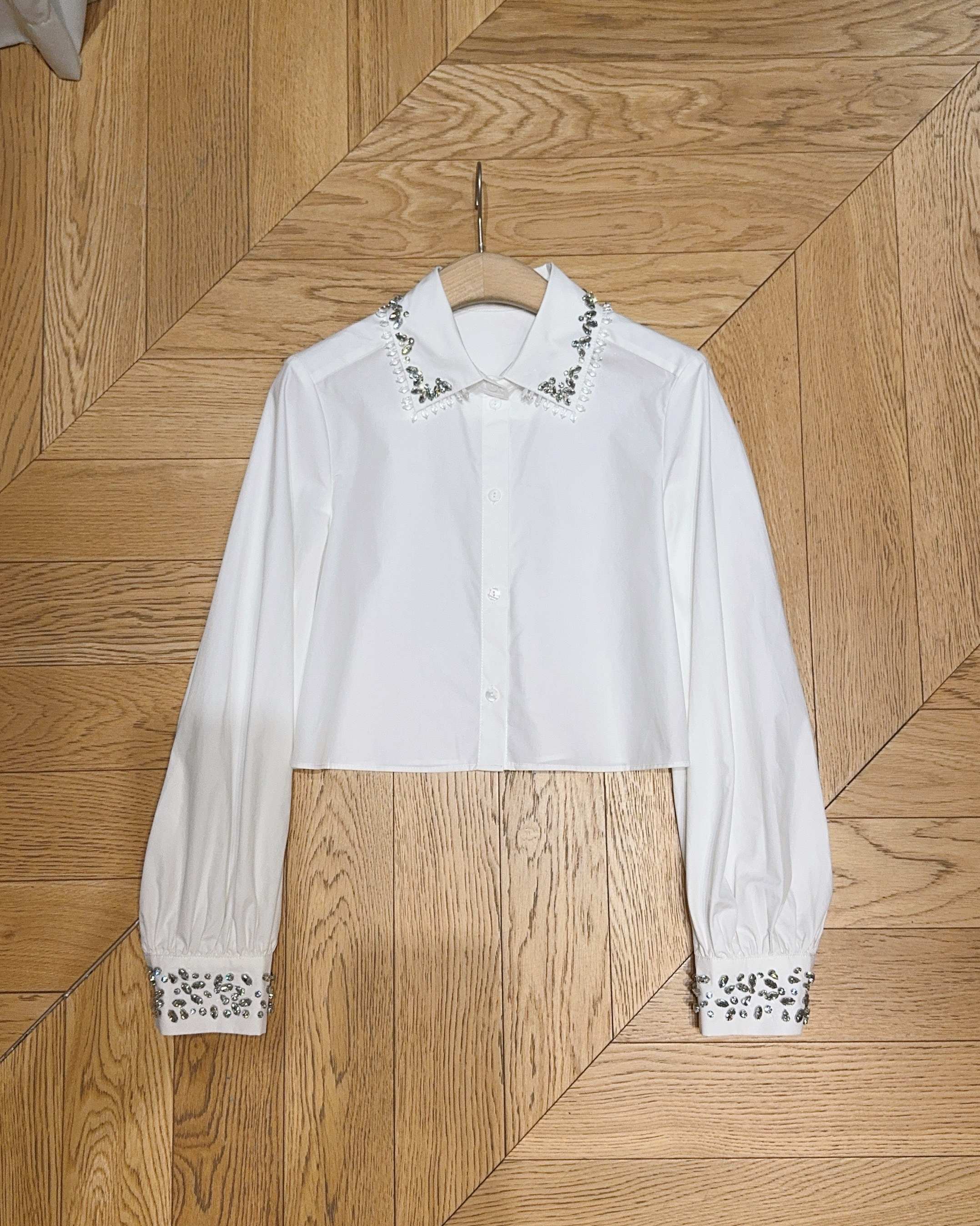 Рубашка женская в стиле CinqàSept  из хлопка белого цвета укороченная с декоративной отделкой