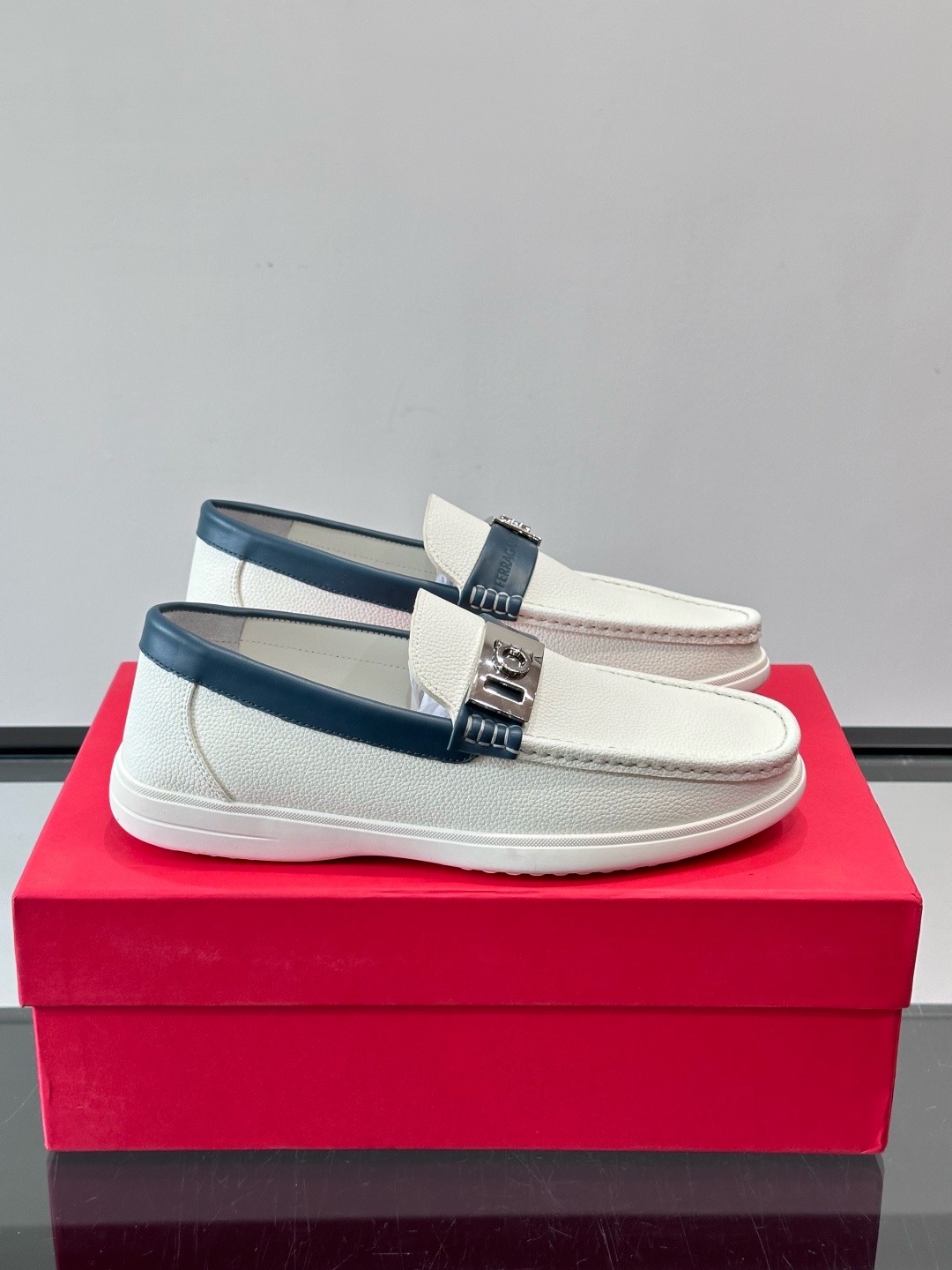 Лоферы мужские в стиле Ferragamo Gancini белого цвета с синей окантовкой