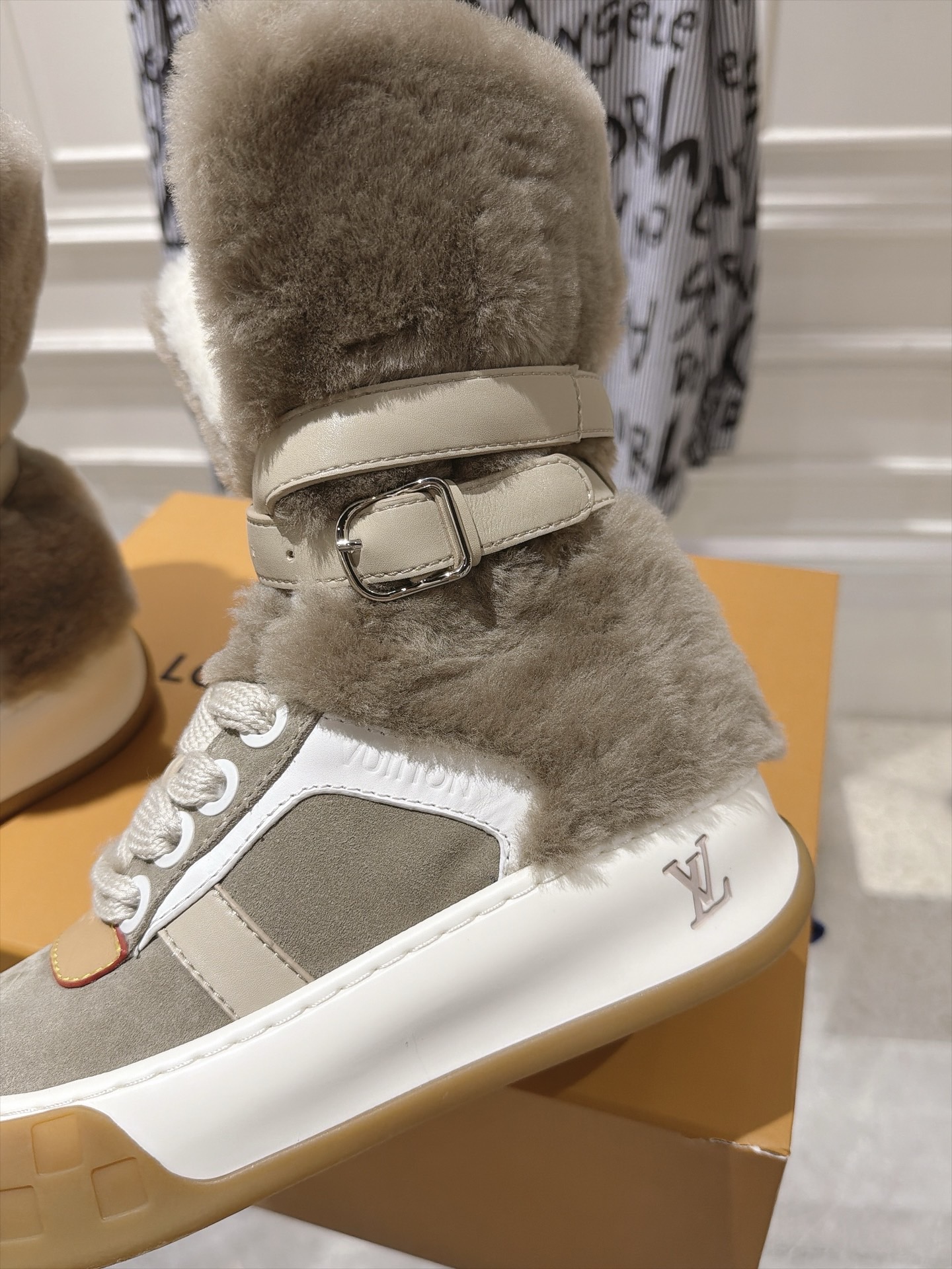 Ботинки Louis Vuitton LV Cloud Lace-Up Ankle Boot Sneaker бежевого цвета