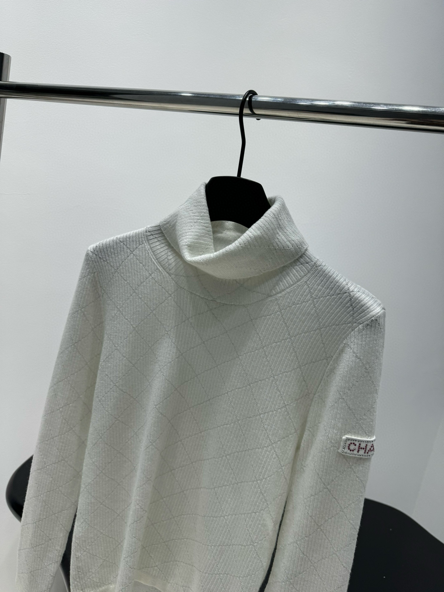 Свитер женский в стиле Chanel из шерстяного трикотажа белого цвета с ромбовым узором и высоким воротником