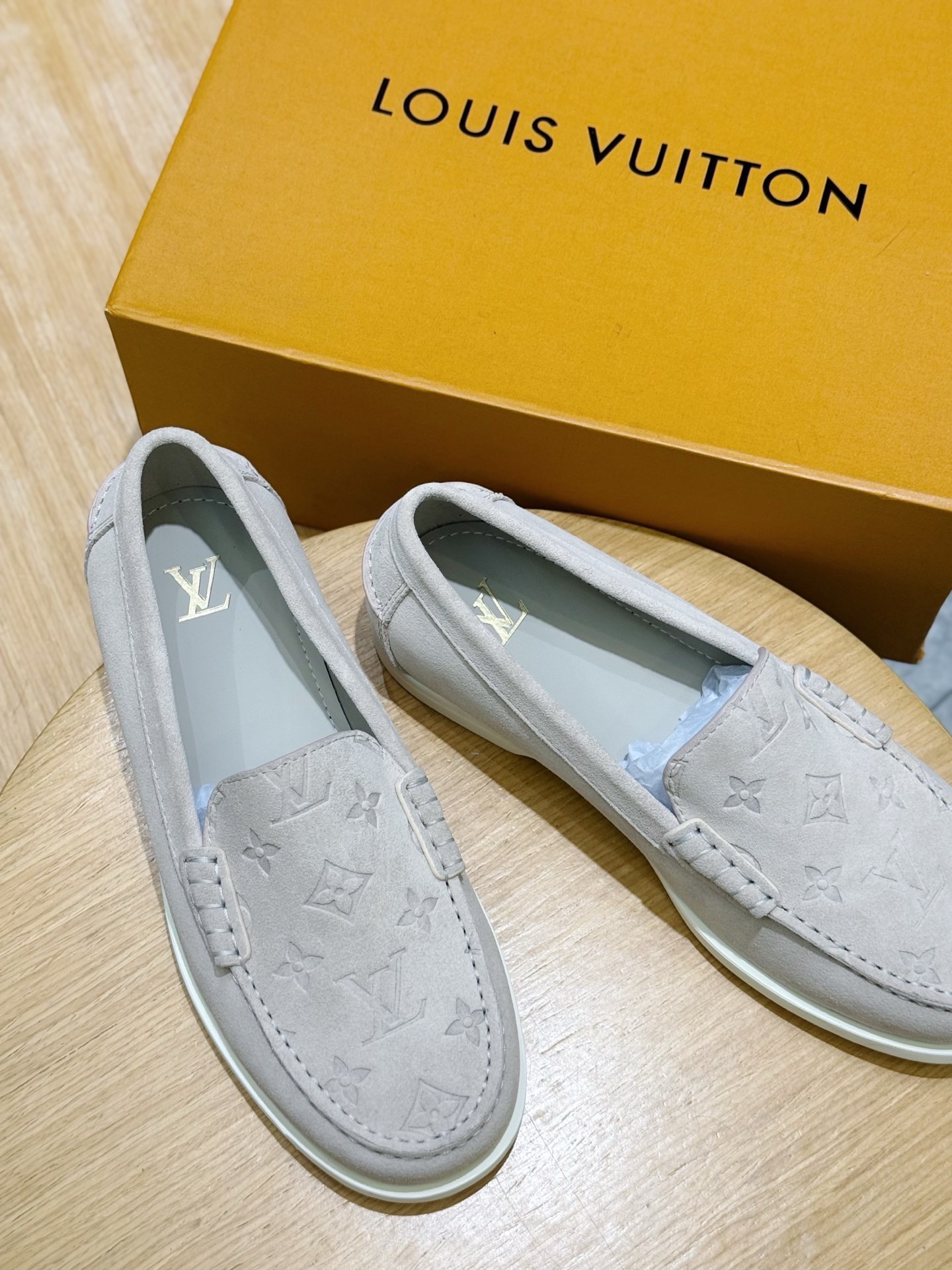 Лоферы мужские Louis Vuitton LV Croisette светло-серого цвета