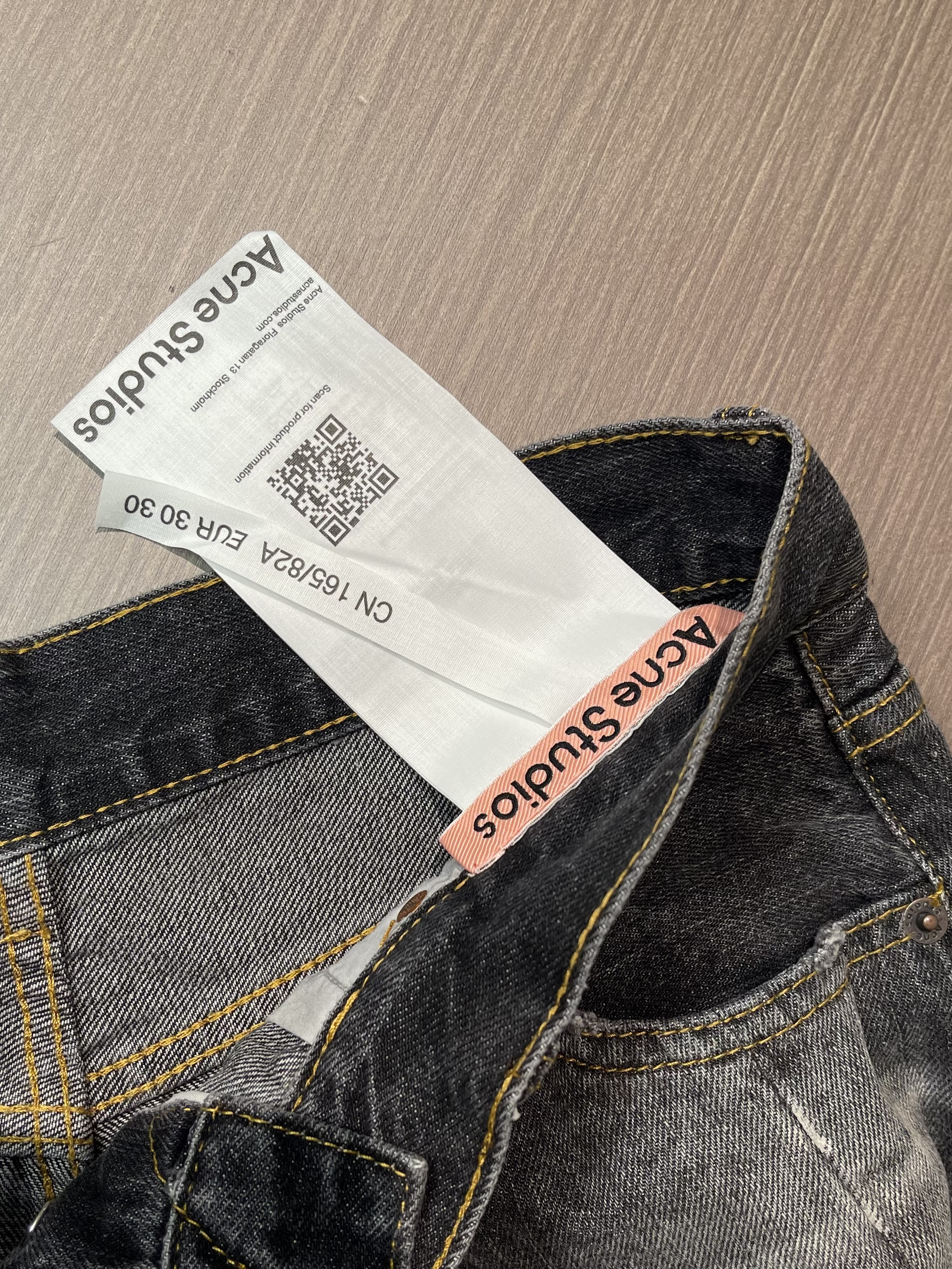 Джинсы мужские в стиле Acne Studios серого цвета с эффектом состаривания