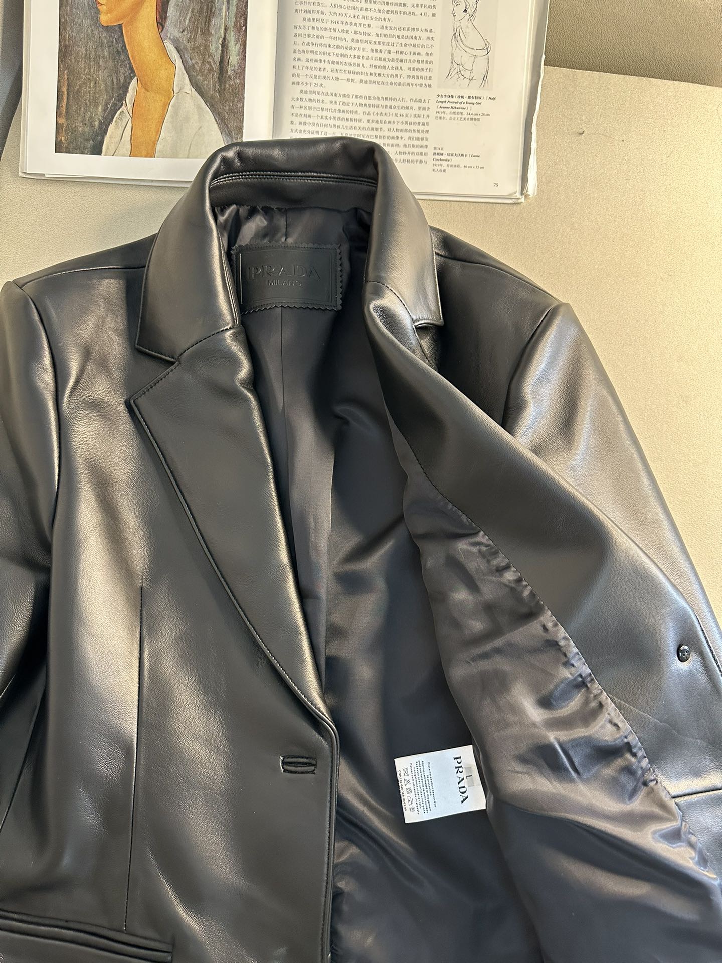 Куртка женская в стиле Prada из натуральной кожи чёрного цвета с классическим кроем