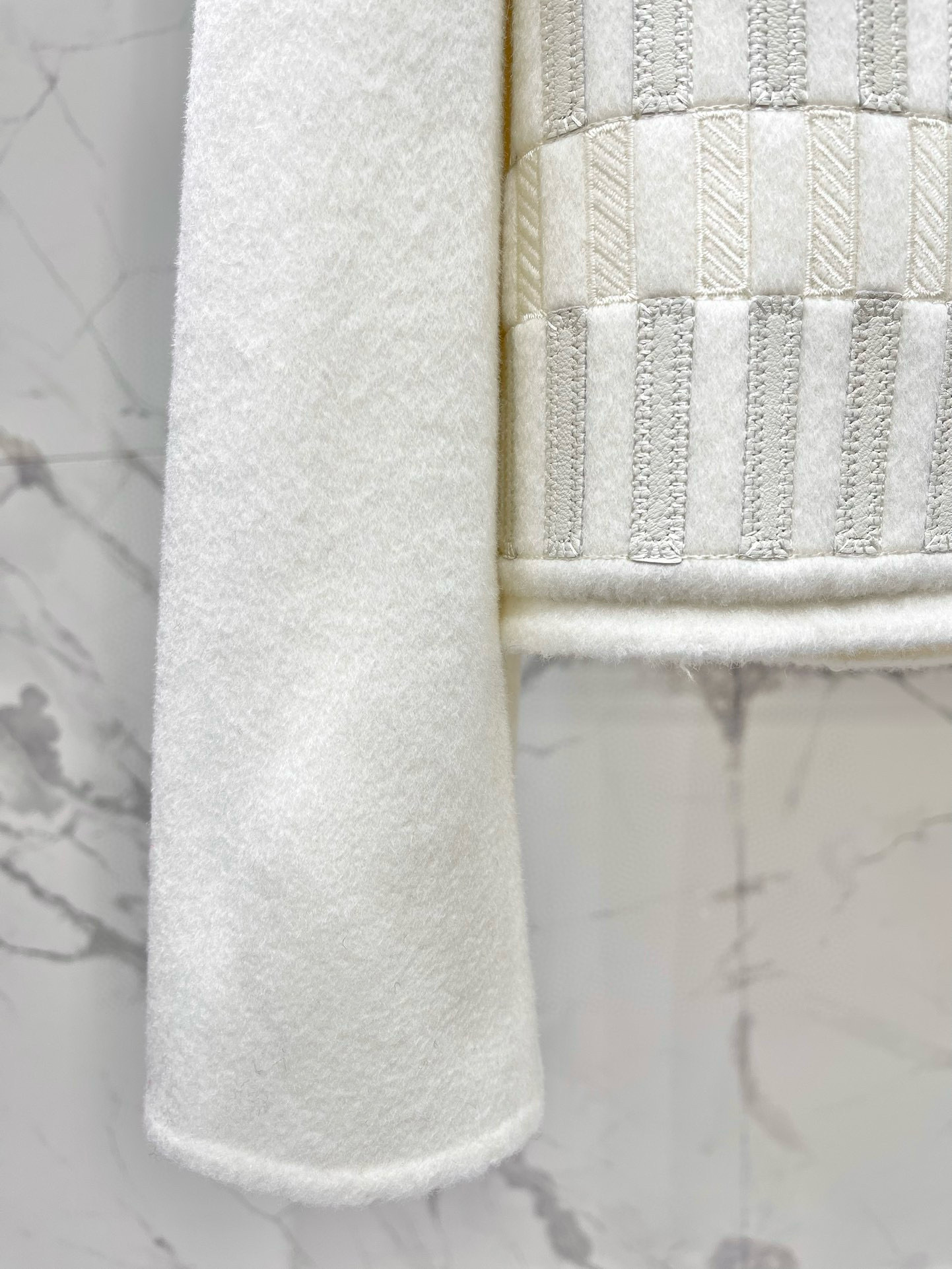 Жакет женский в стиле Hermès с вышивкой и кожаной отделкой, белого цвета