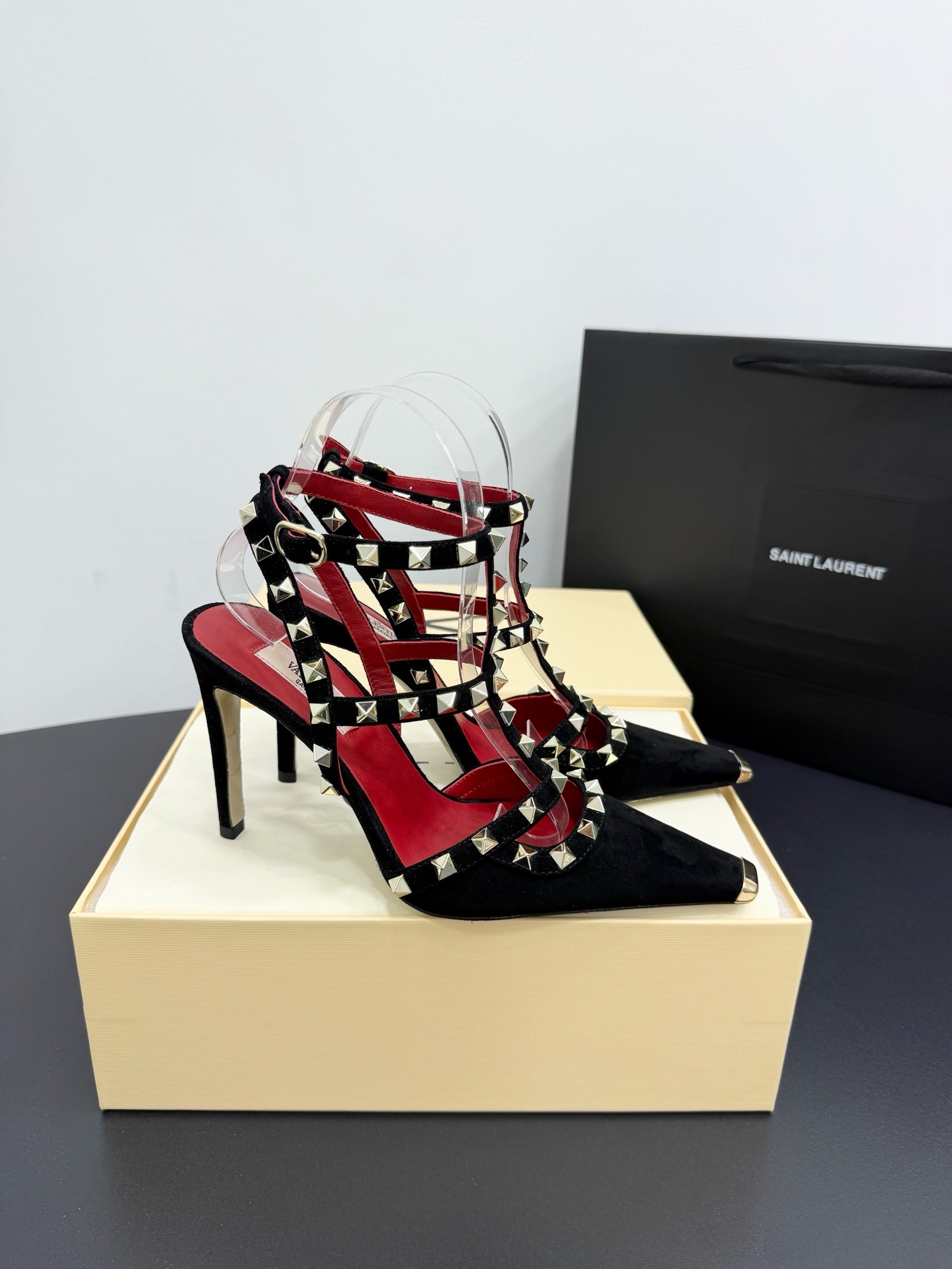 Босоножки женские в стиле Valentino Garavani Rockstud черного цвета