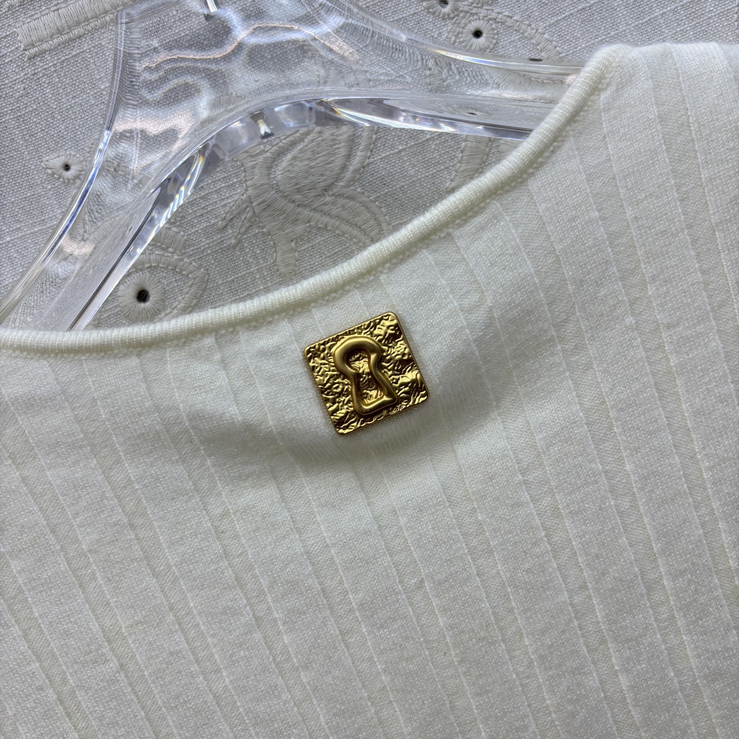 Свитер женский в стиле Schiaparelli молочного цвета с декоративными пуговицами