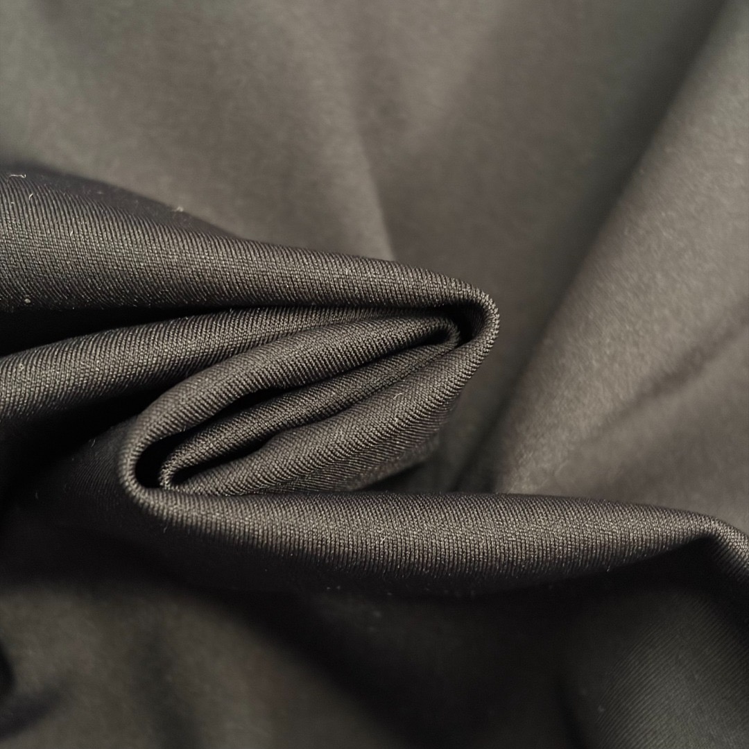 Купальник женский в стиле Versace слитный чёрного цвета с декоративной фурнитурой