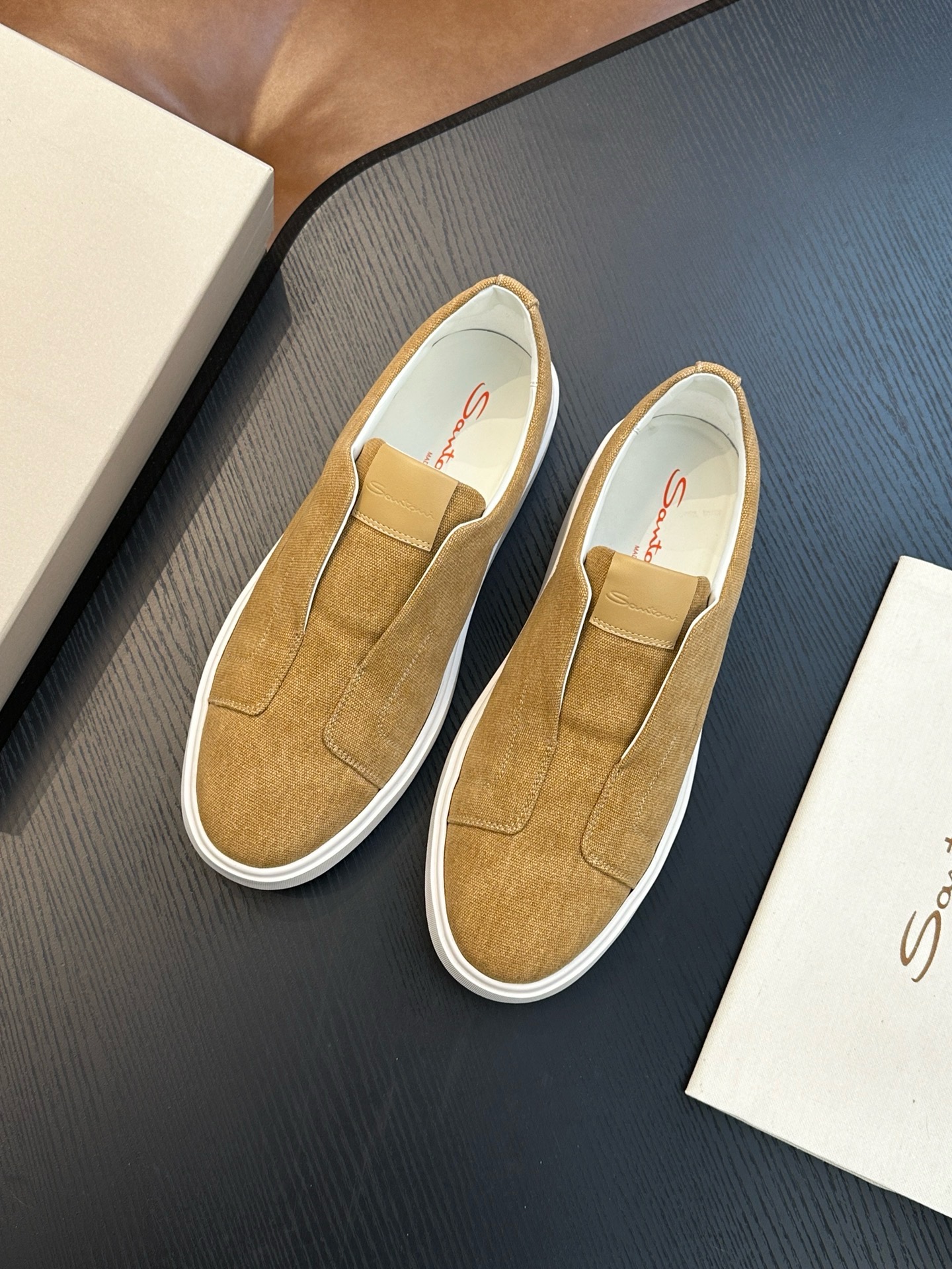 Слипоны мужские в стиле Santoni песочного цвета