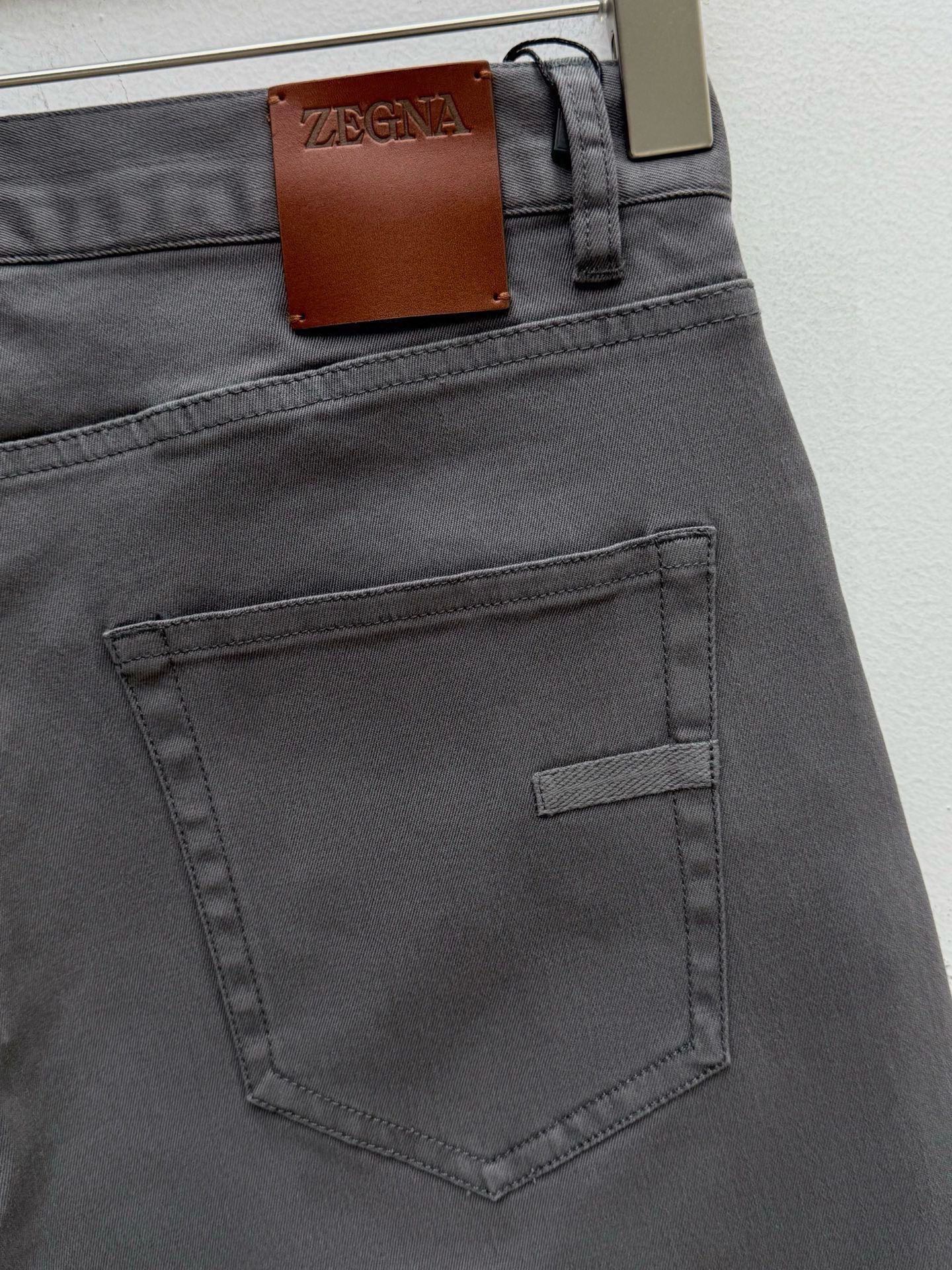 Джинсы мужские в стиле Zegna серого цвета с кожаным патчем