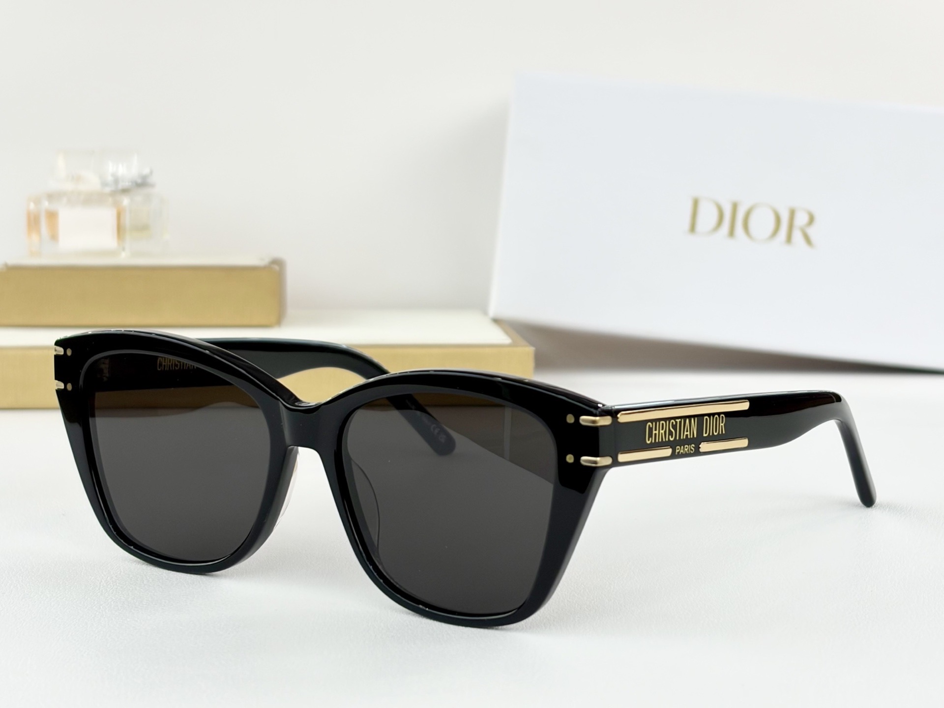 Очки солнцезащитные женские в стиле Dior DiorSignature B3I