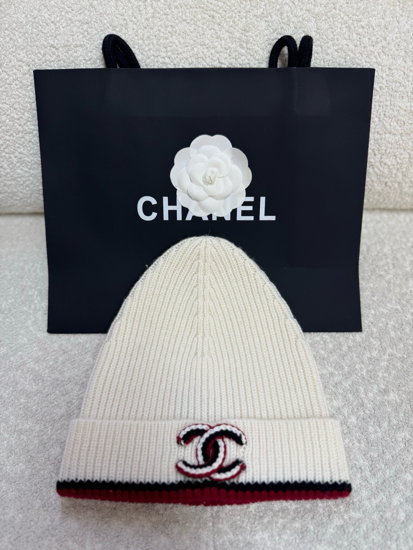 Шапка женская Chanel белого цвета с вышитым логотипом