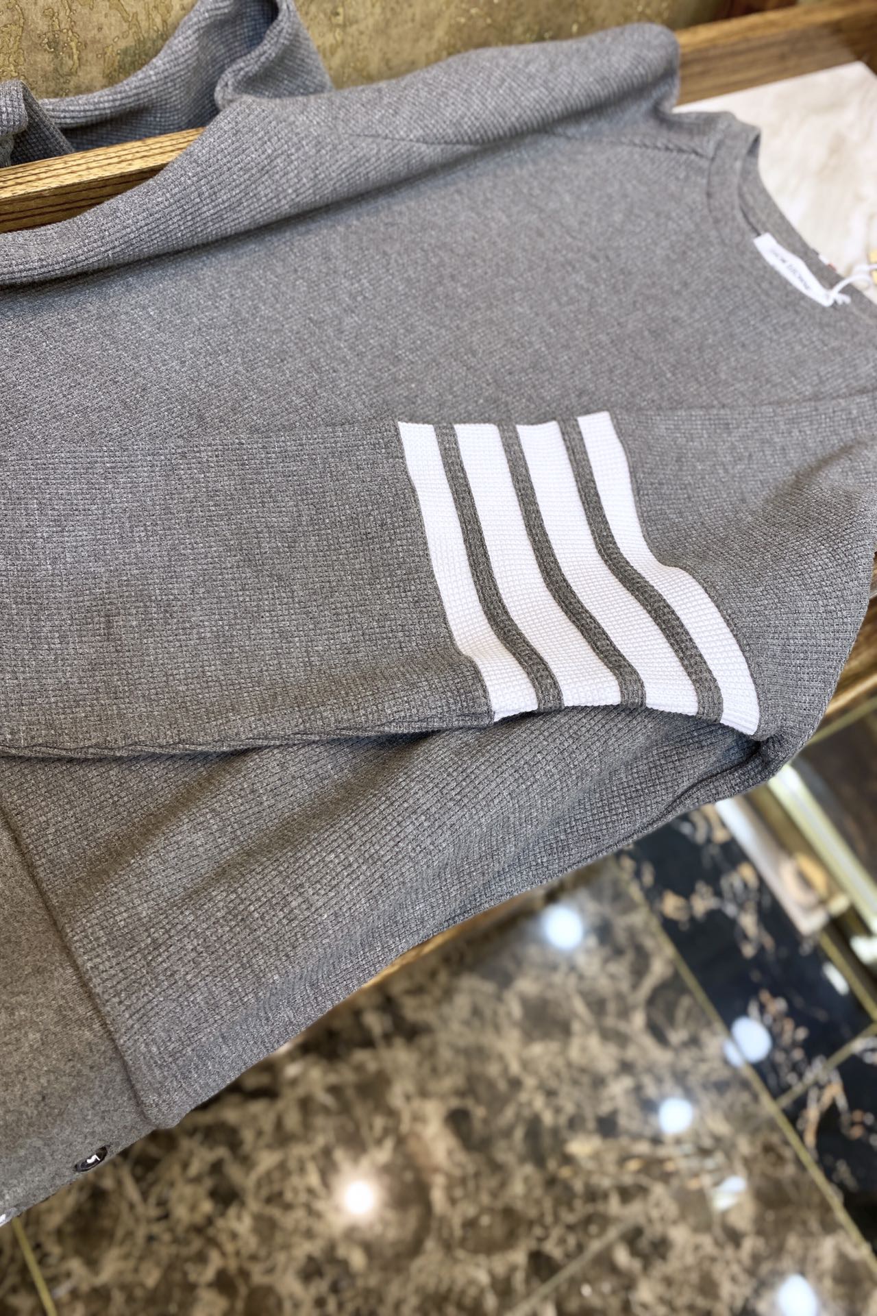 Костюм мужской в стиле Thom Browne спортивный серого цвета (худи на молнии / свитшот + брюки)