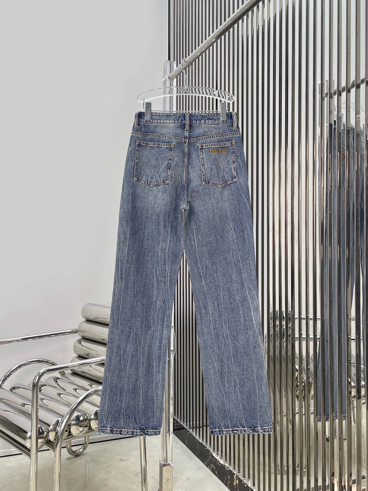 Джинсы женские в стиле Miu Miu из денима голубого цвета прямого кроя с вышивкой