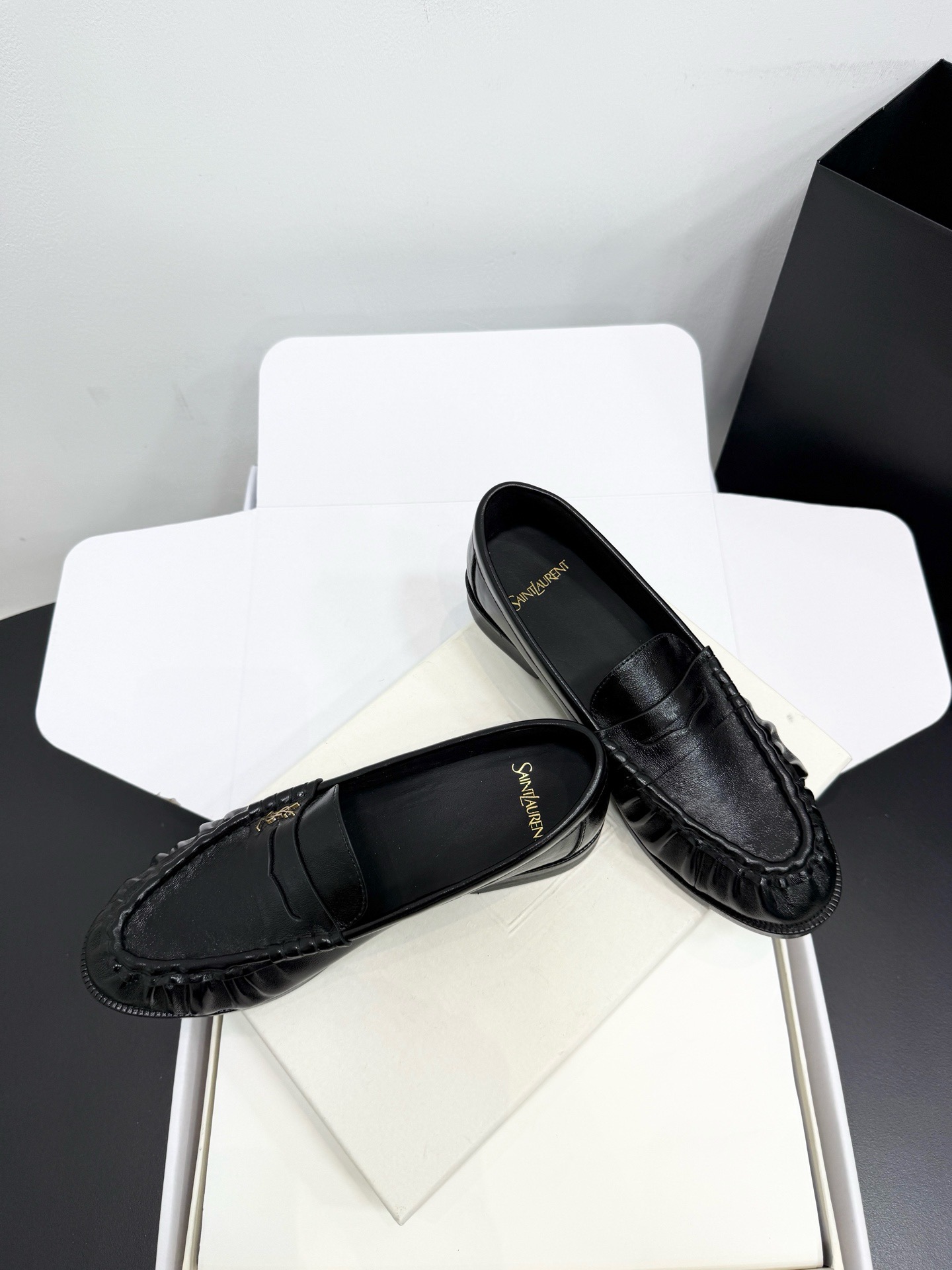 Лоферы женские в стиле Saint Laurent Le Loafer черного цвета
